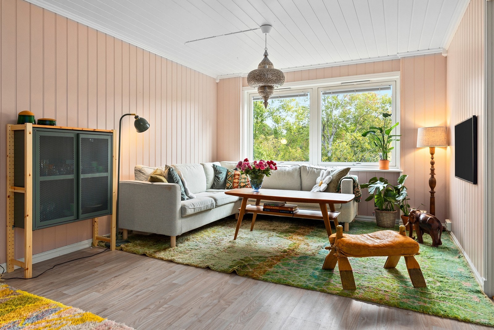 Store vinduer slipper inn rikelig med dagslys og gir flott utsyn mot nærområdet Galleribilde