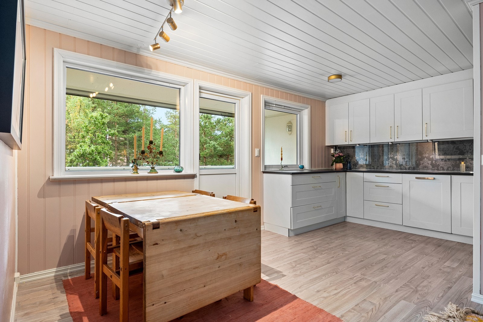 Praktisk løsning med plass til spisebord og naturlig tilknytning til stuen. Galleribilde