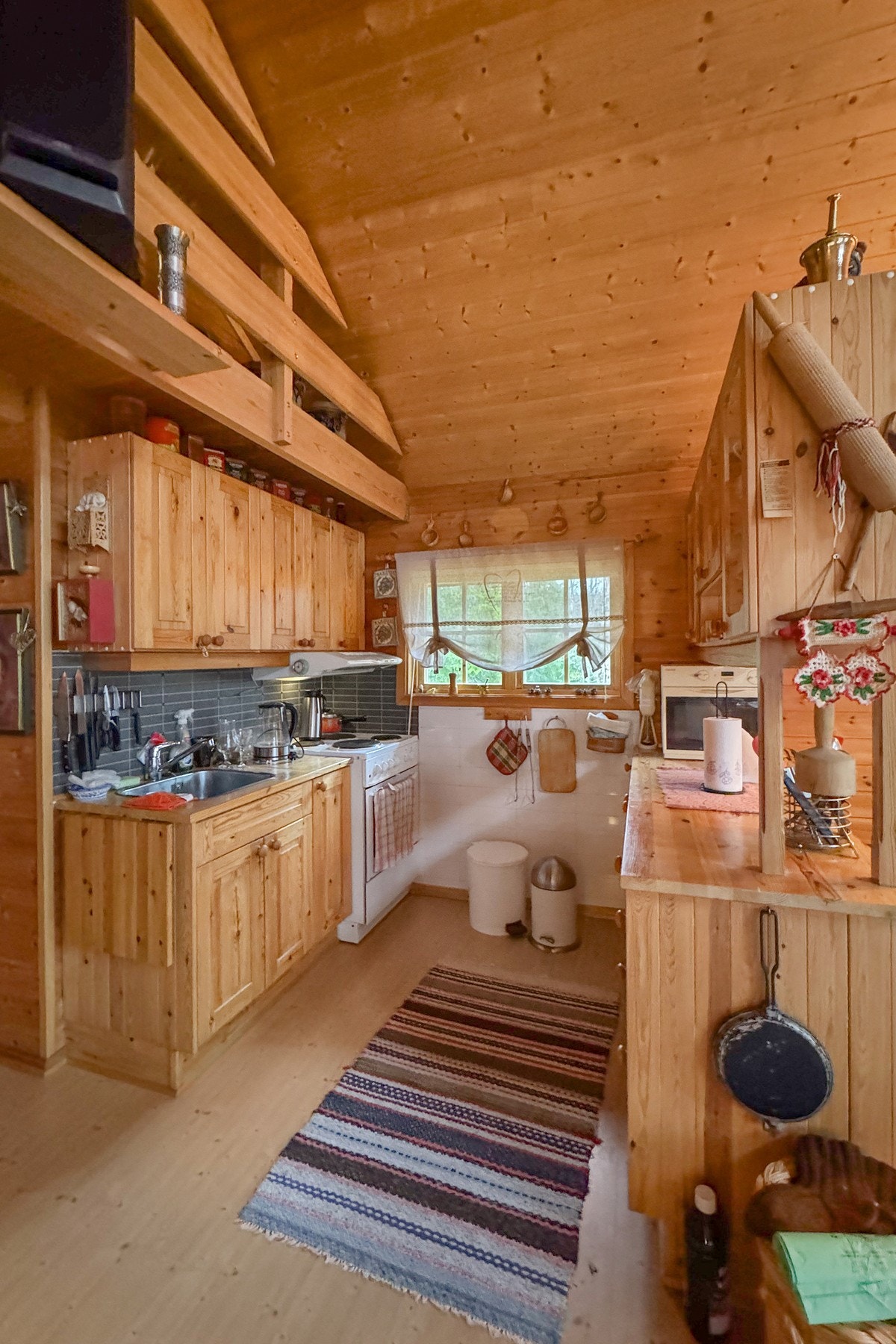 Kjøkkeninnredning med avsatt plass for hvitevarer Galleribilde