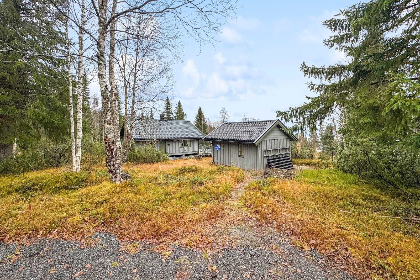 Sti fra parkeringsplass til hytta. Eiendommen har adkomst via privat vei Galleribilde