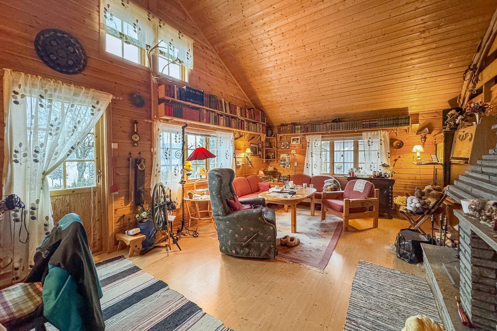 Romslig stue med generøs takhøyde og flere vindu som gir godt med lys i stuen Galleribilde