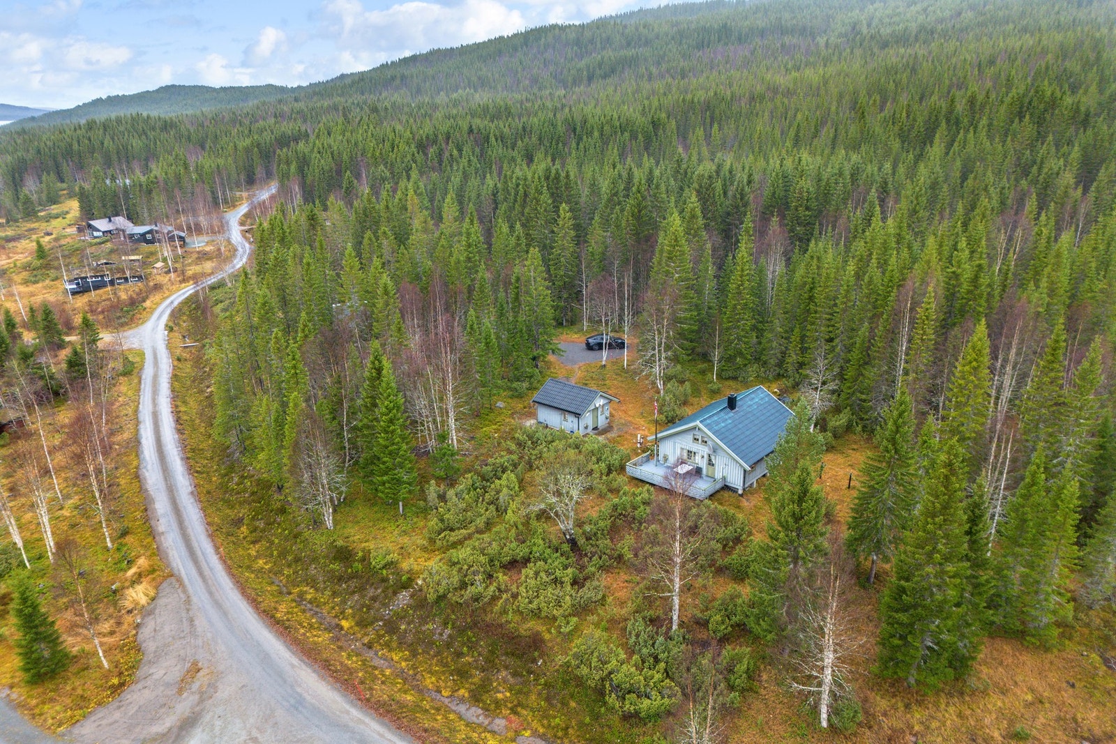 Lierne Skisenter ligger i nærområdet (Holand) med skiheis og oppkjørte turløyper fra Holand opp til Svenskli-klompen. Galleribilde