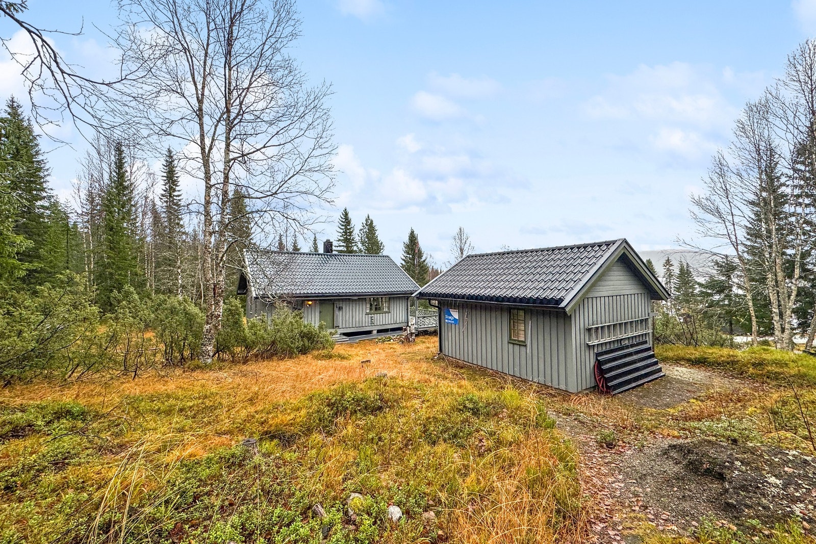Lun og velholdt hytte i Øybekken hyttefelt ved Sandsjøen i Lierne. Galleribilde