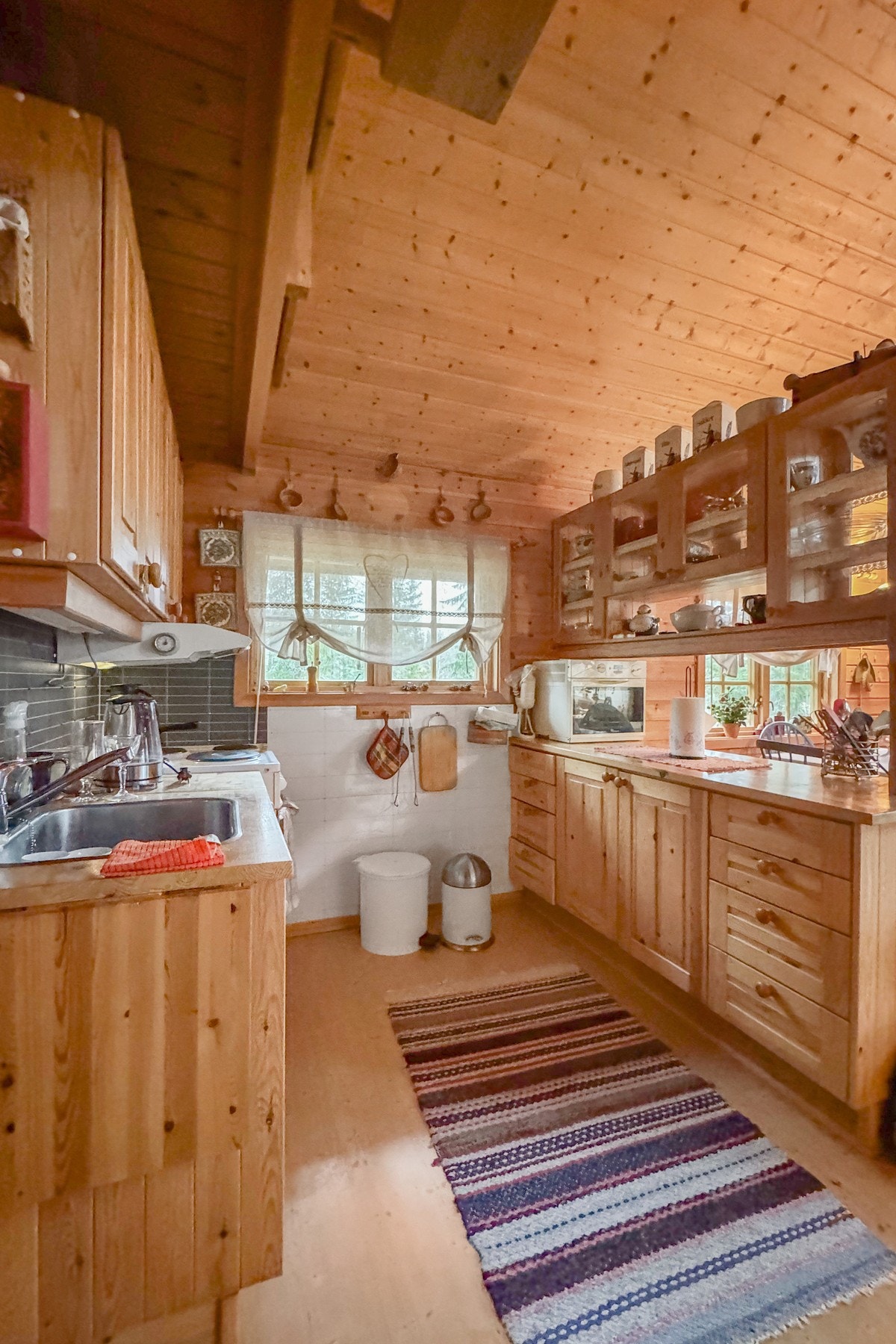 Det er godt med benk- og oppbevaringsplass Galleribilde