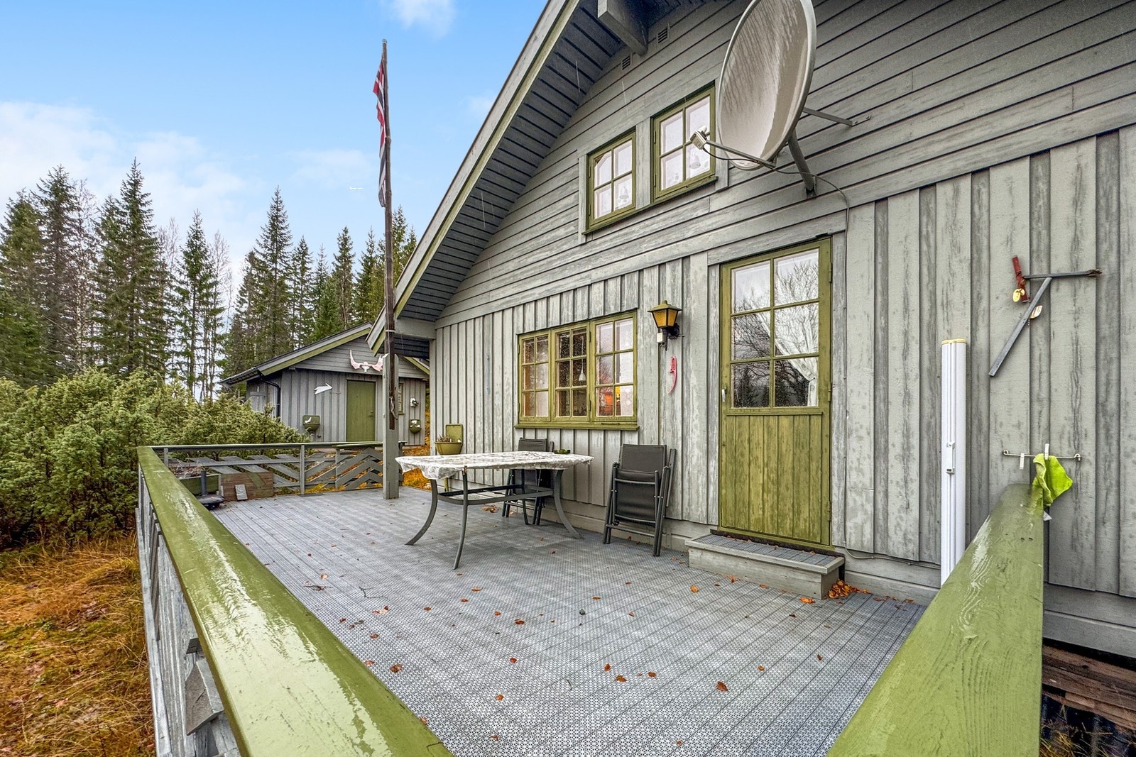 Romslig terrasse hvor man kan nyte sommerdagene! Galleribilde