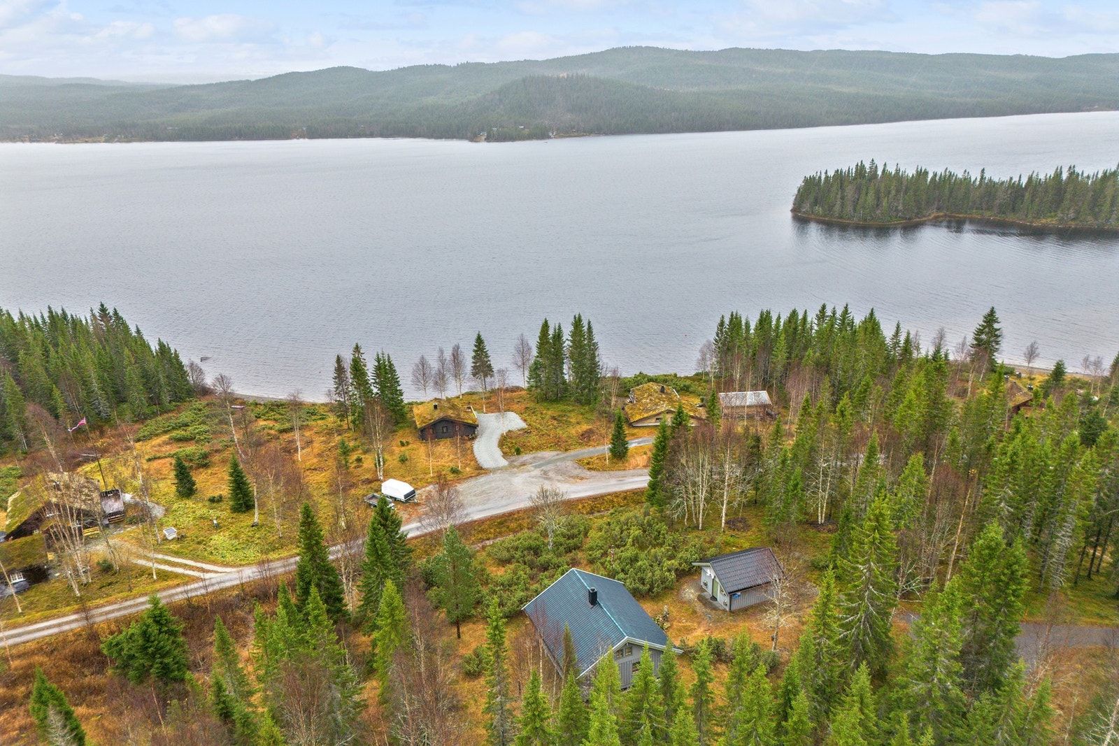 Området byr på et variert friluftsliv året rundt - sommerstid kan du nyte bading, båtliv og fiske i Sandsjøen, mens vinteren gir gode muligheter for isfiske og skiturer i nærliggende terreng. Galleribilde
