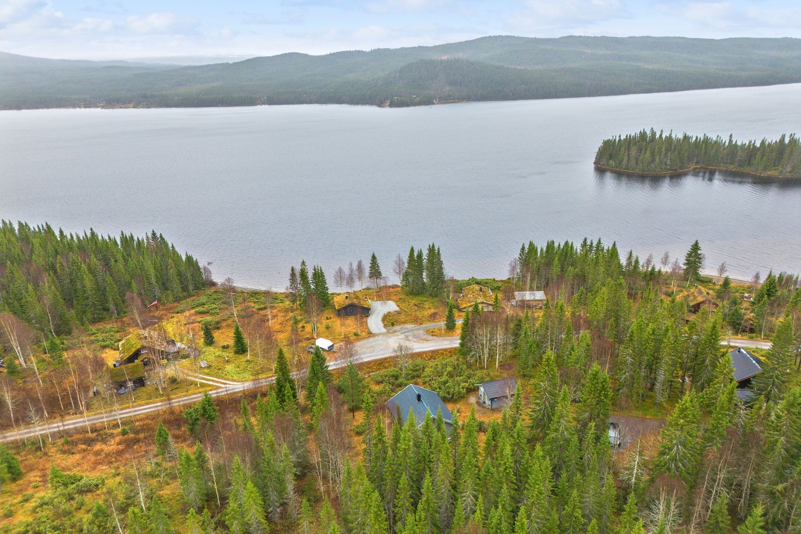 Beliggende i et vakkert og rolig område, med nærhet til fantastisk natur, turmuligheter og ferskvann. Galleribilde