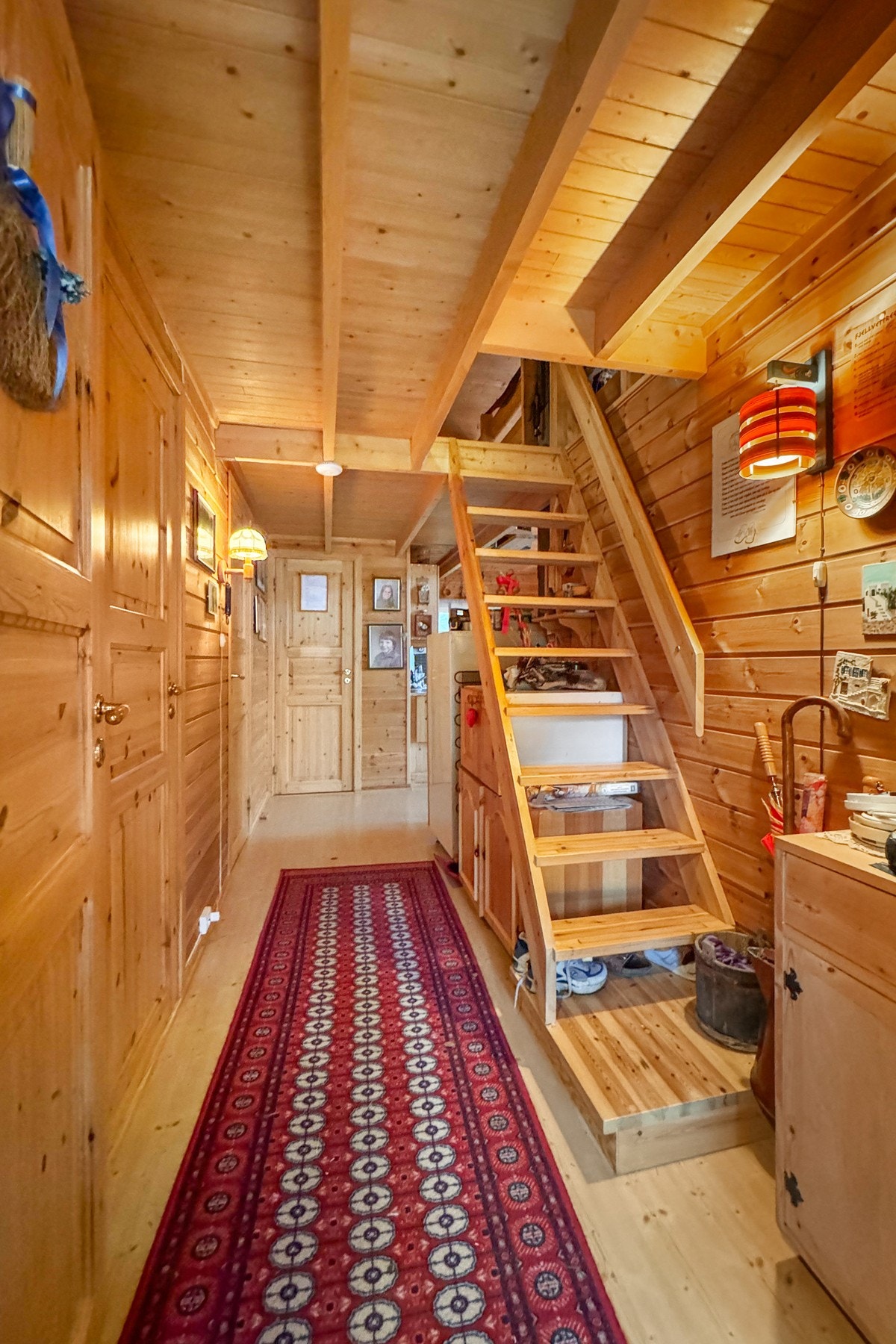 Fra gangen er det trapp opp til hems Galleribilde