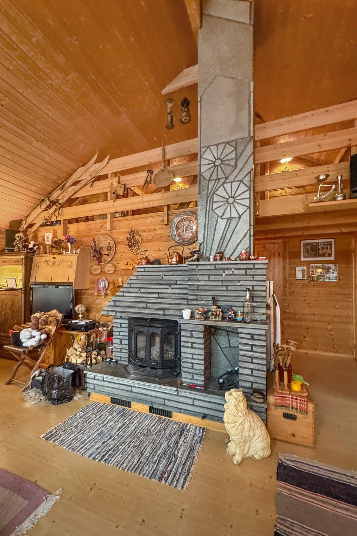 Sjarmerende peis som er plassert sentralt i rommet Galleribilde