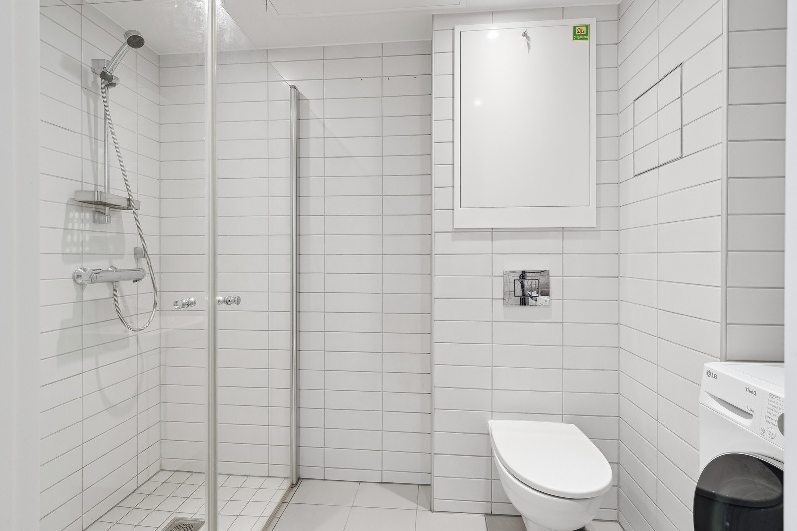 Pent flislagt bad med vegghengt wc, hjørnedusj og servant m/innredning. Vaskemaskin følger med Galleribilde