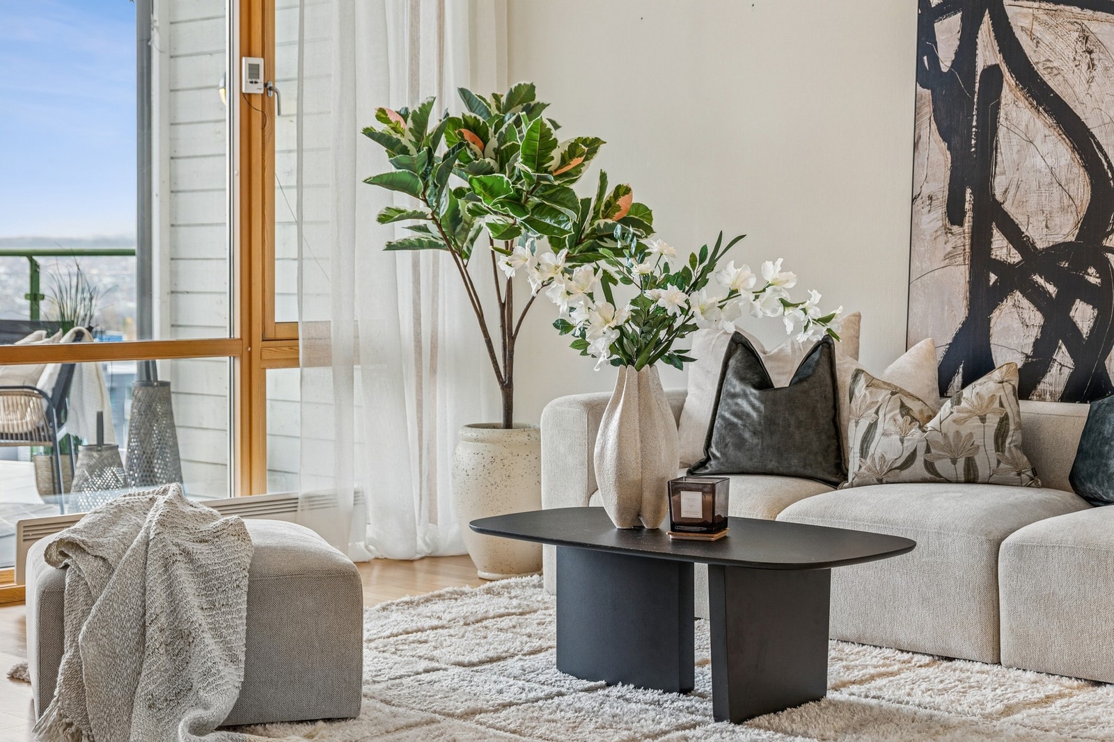 Det er fri parkering til besøkende på stor parkeringsplass rett utenfor bygget. Bussholdeplass Bergheim snuplass er rett utenfor inngangen. Galleribilde