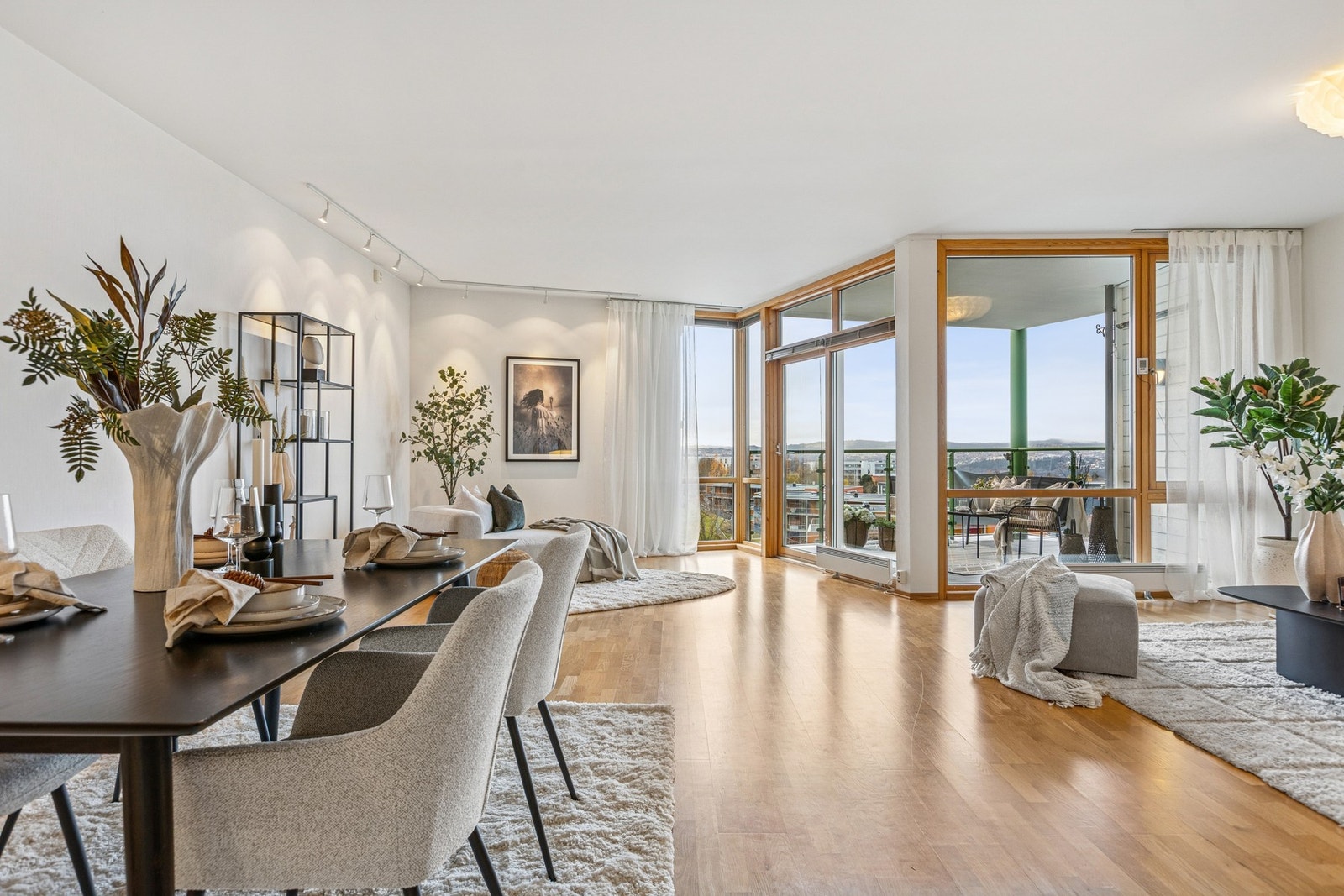 EIE eiendomsmegling ved Daniel Lanto ønsker velkommen til Bergheimsvegen 28 - en innbydende og flott 3-roms på populære Bergheim Terrasse! Foto: Robin Hope Syrstad. Galleribilde