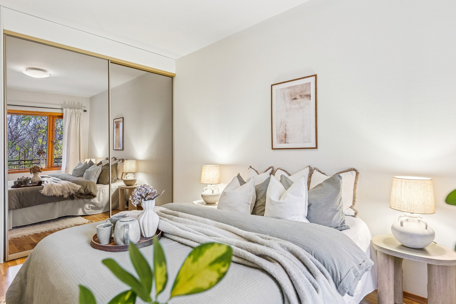 Hoverdsoverommet er på 12,5 kvm med stor garderobeløsning. Galleribilde