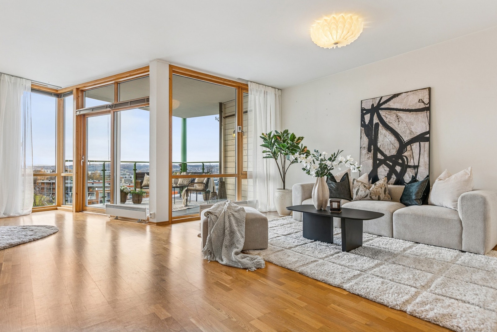 Stue/kjøkken måler et areal på hele 55,5 kvm. Galleribilde