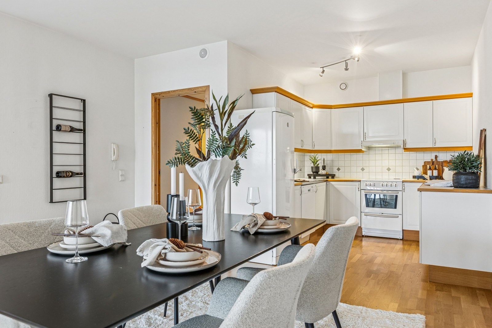 Spisebordet finner sin naturlig plass mellom stue og kjøkken. Galleribilde