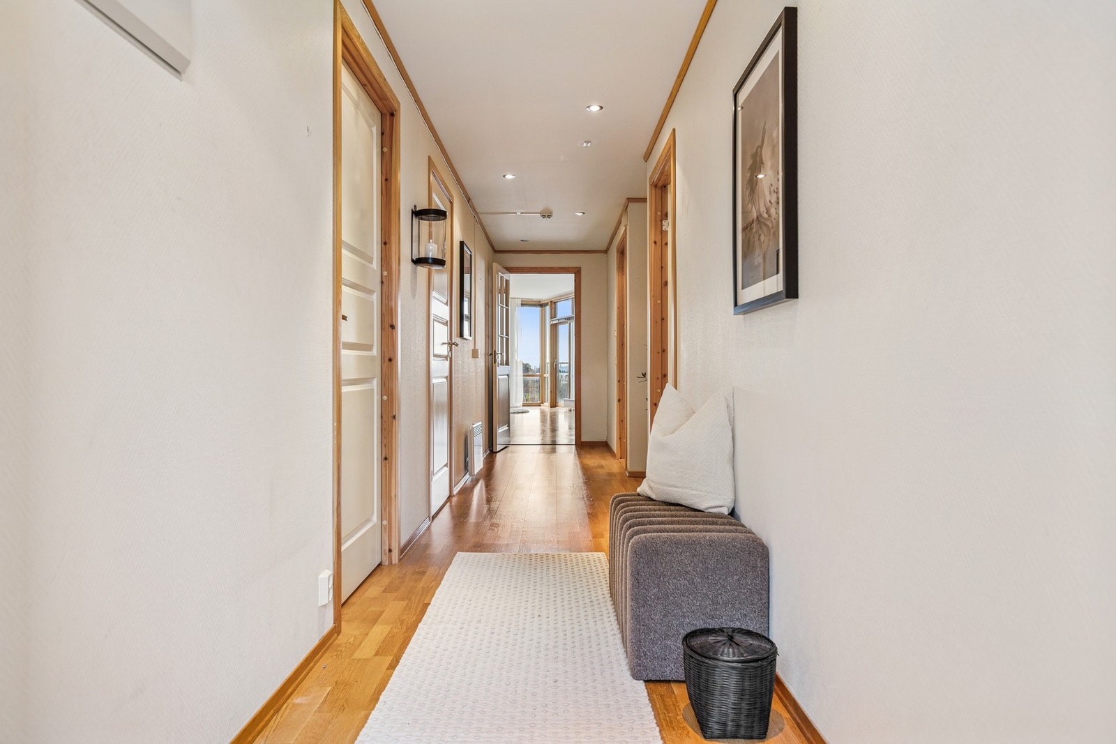 Gang på 9 kvm, med spotlights i himling. Galleribilde