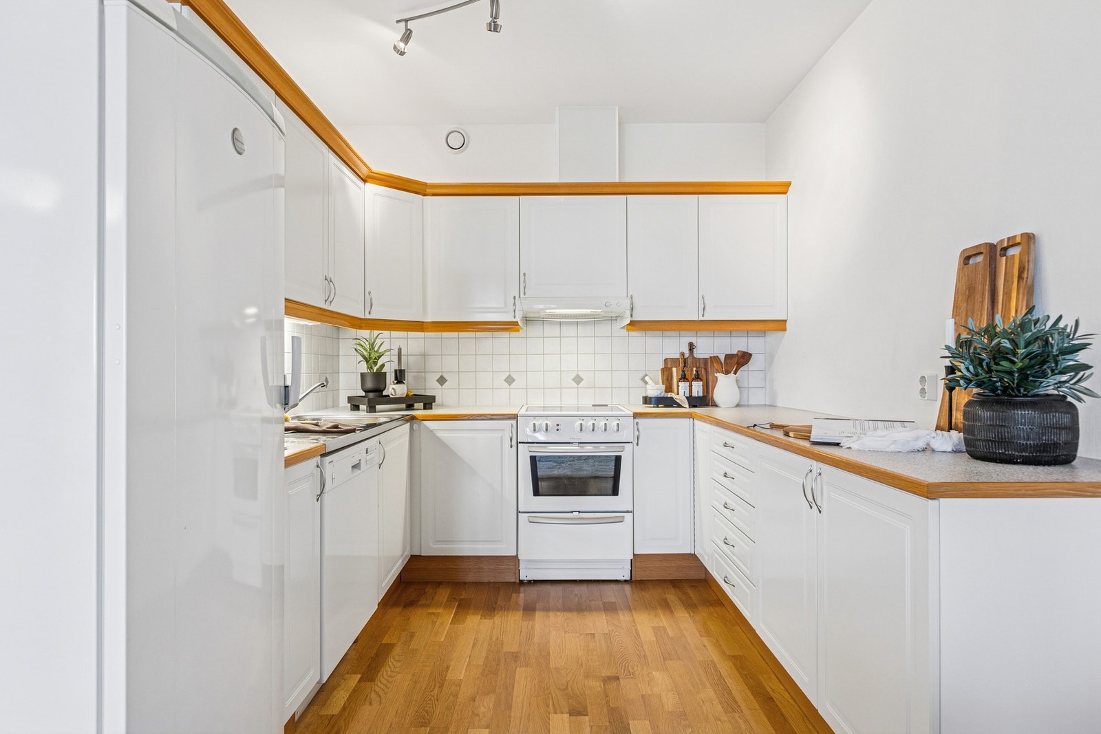 Kjøkkenet er utstyrt med mekanisk avtrekksvifte over stekesonen, stekeovn, platetopp, oppvaskmaskin og kjøleskap. Galleribilde