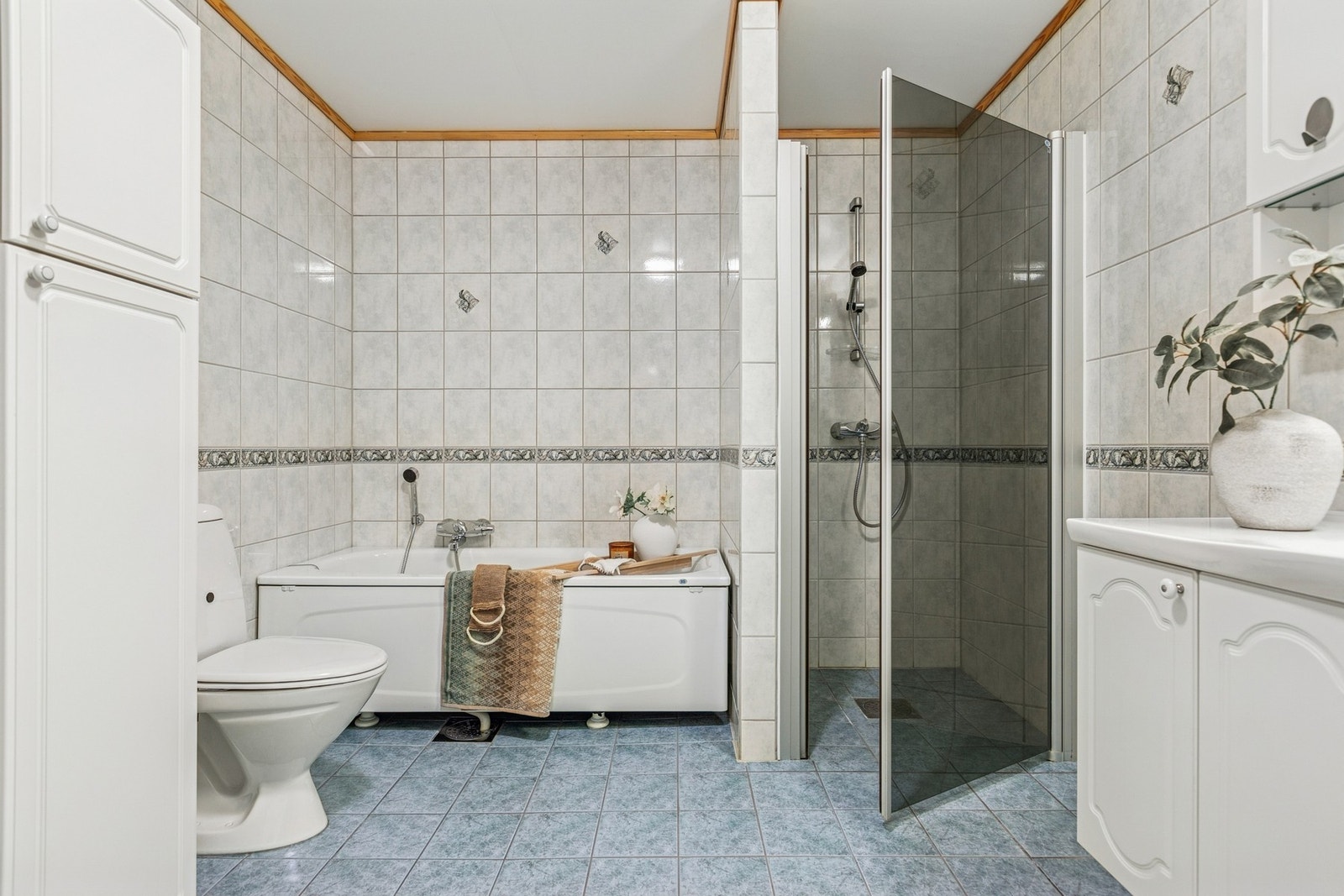 Flislagt bad med varmekabler, på hele 9 kvm. Galleribilde