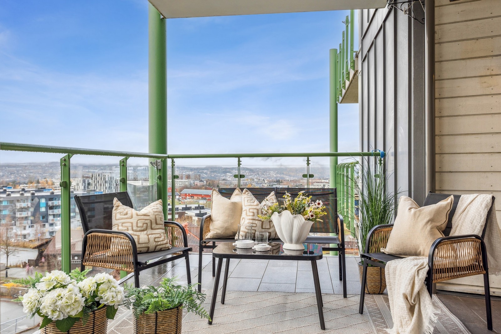 Stor balkong på 13 kvm med gode solforhold og upåklagelig utsikt over Trondheim. Galleribilde