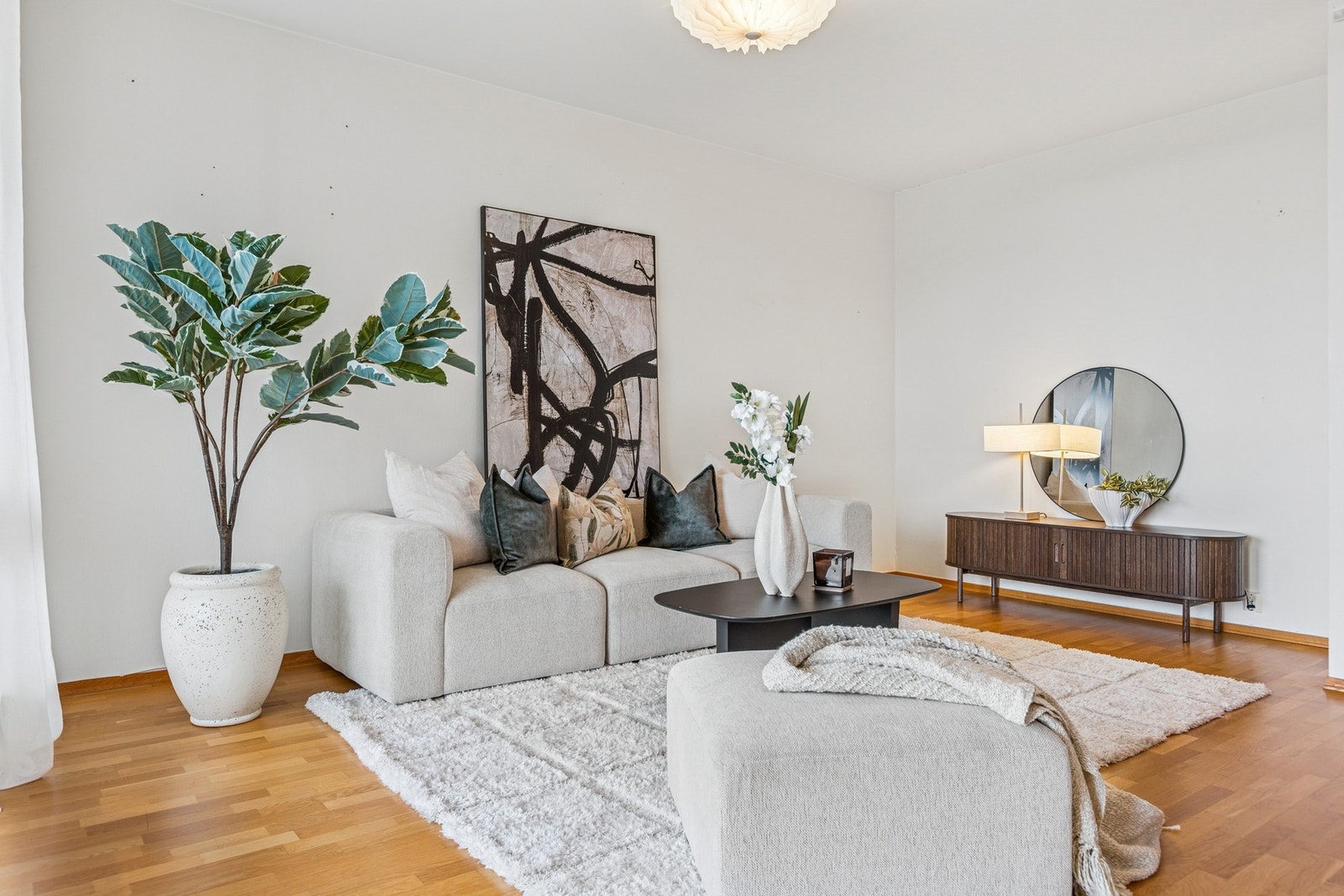 Leiligheten holder en gjennomgående høy standard og har fått flere gode tilstandsgrader fra takstmann. Galleribilde