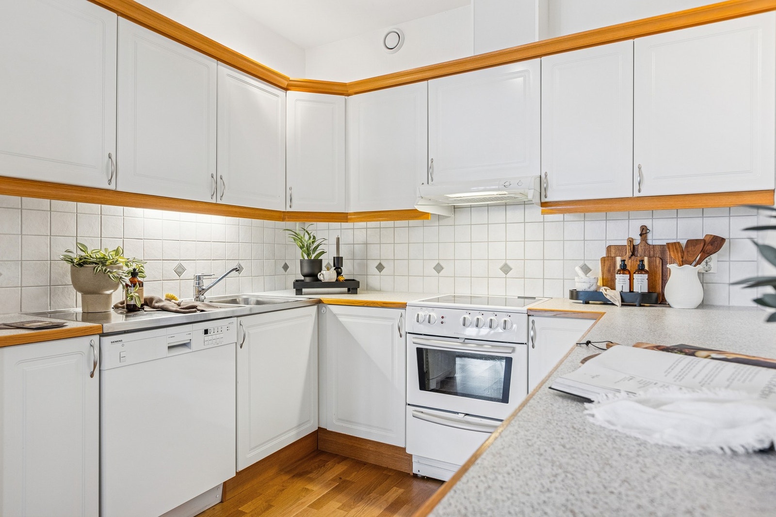 Kjøkkenet er smart utformet og byr på rikelig med både skapplass og benkeareal. Galleribilde