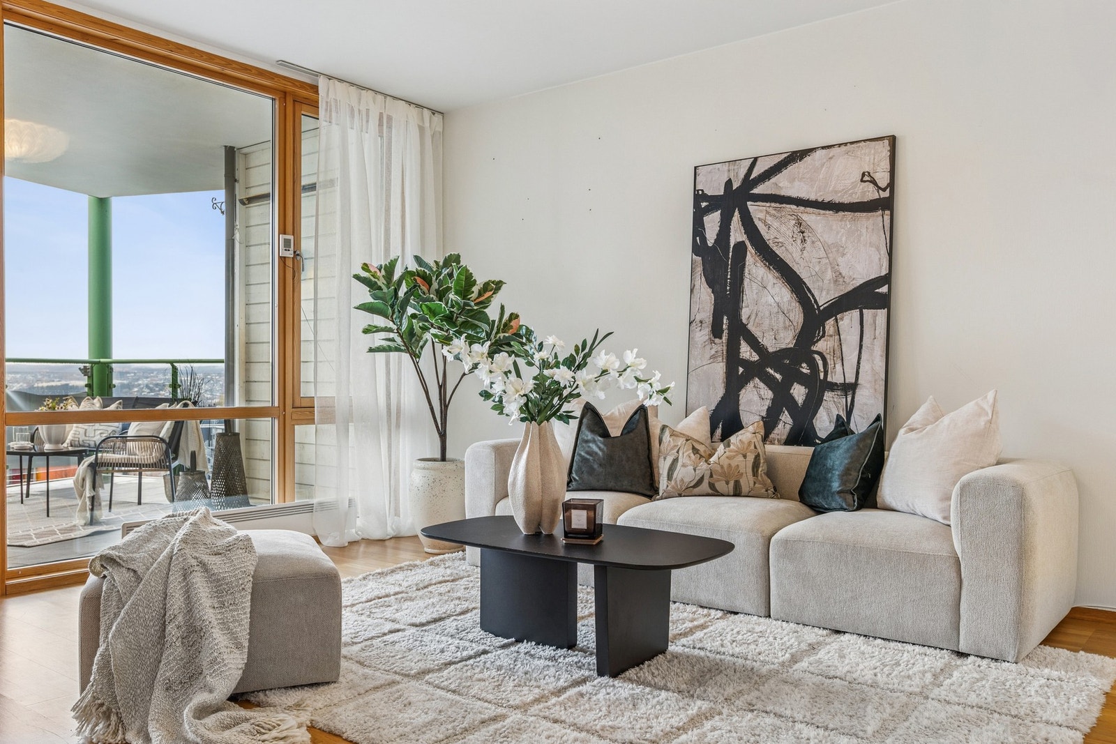 Rett i nærheten finner man flotte naturområder, inkludert Estenstadmarka, som byr på lange tur- og lysløyper, fiskevann, badeplasser og Estenstadhytta - et populært turmål i helgene. Galleribilde