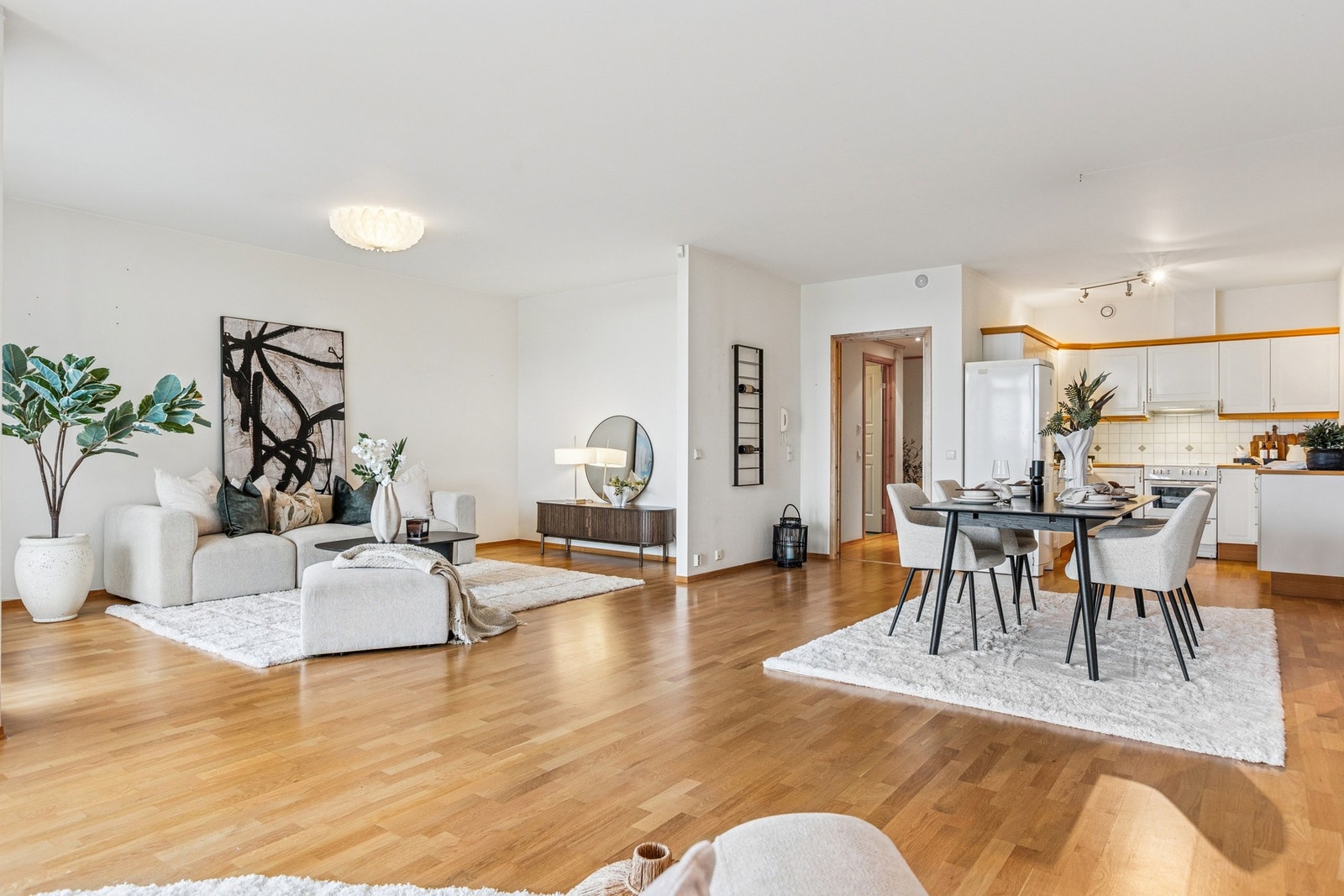 Lys og luftig selveierleilighet i 5.etg på 105 kvm, med nydelig utsikt. Galleribilde