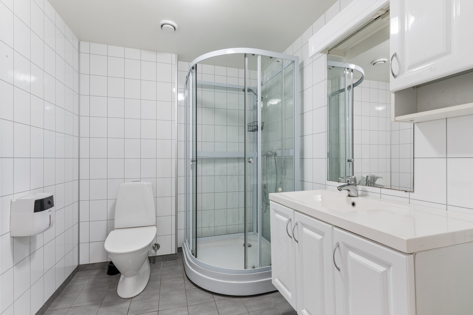 Baderom m/dusj/vask/wc Galleribilde