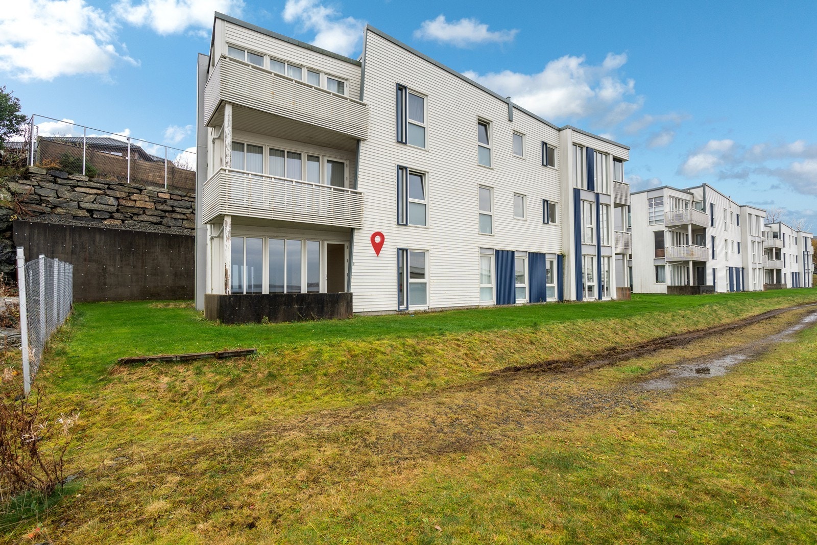 Sameiet har plen mellom bebyggelsen og sjøkanten Galleribilde