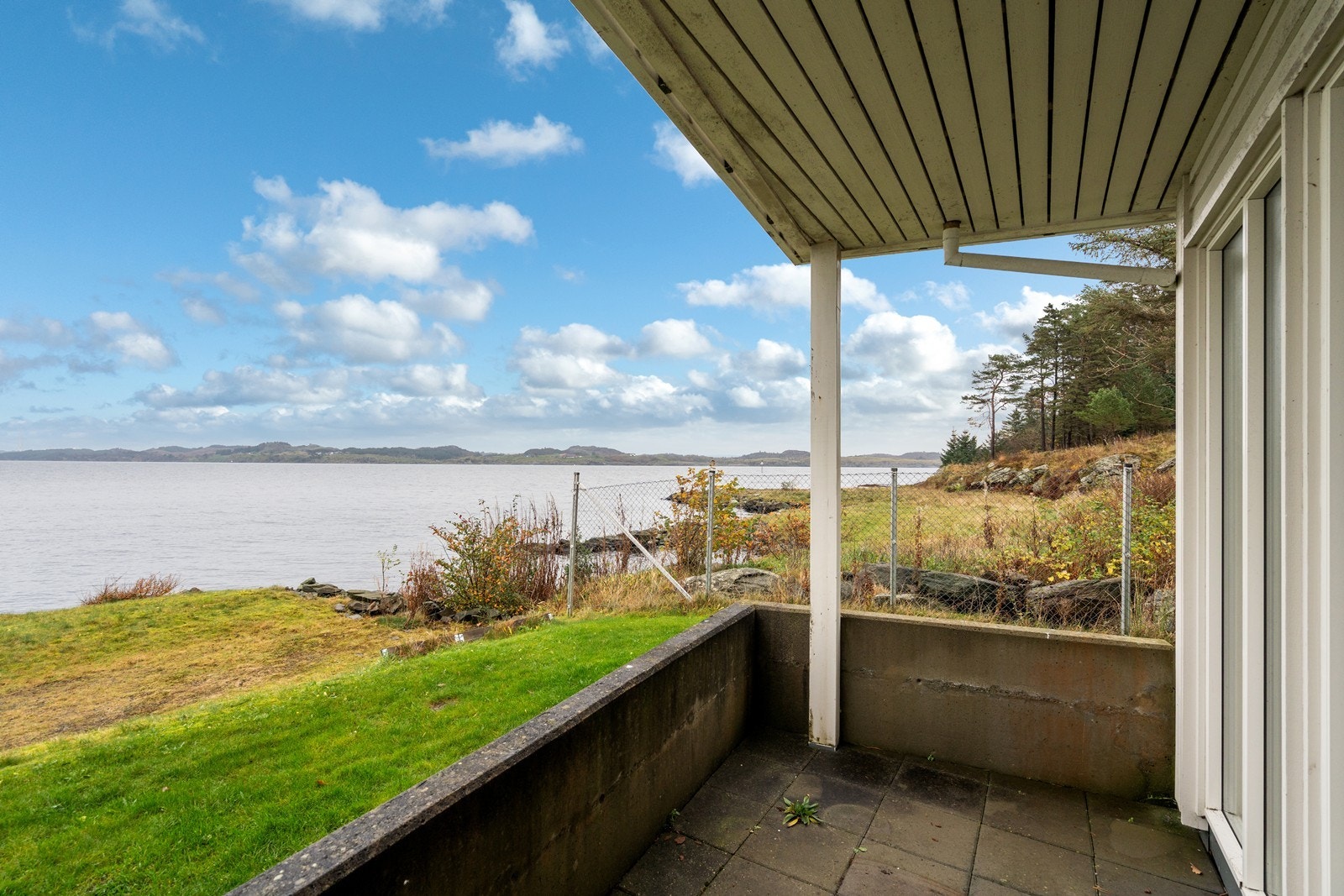 Delvis overbygget terrasse mot Karmsundet Galleribilde