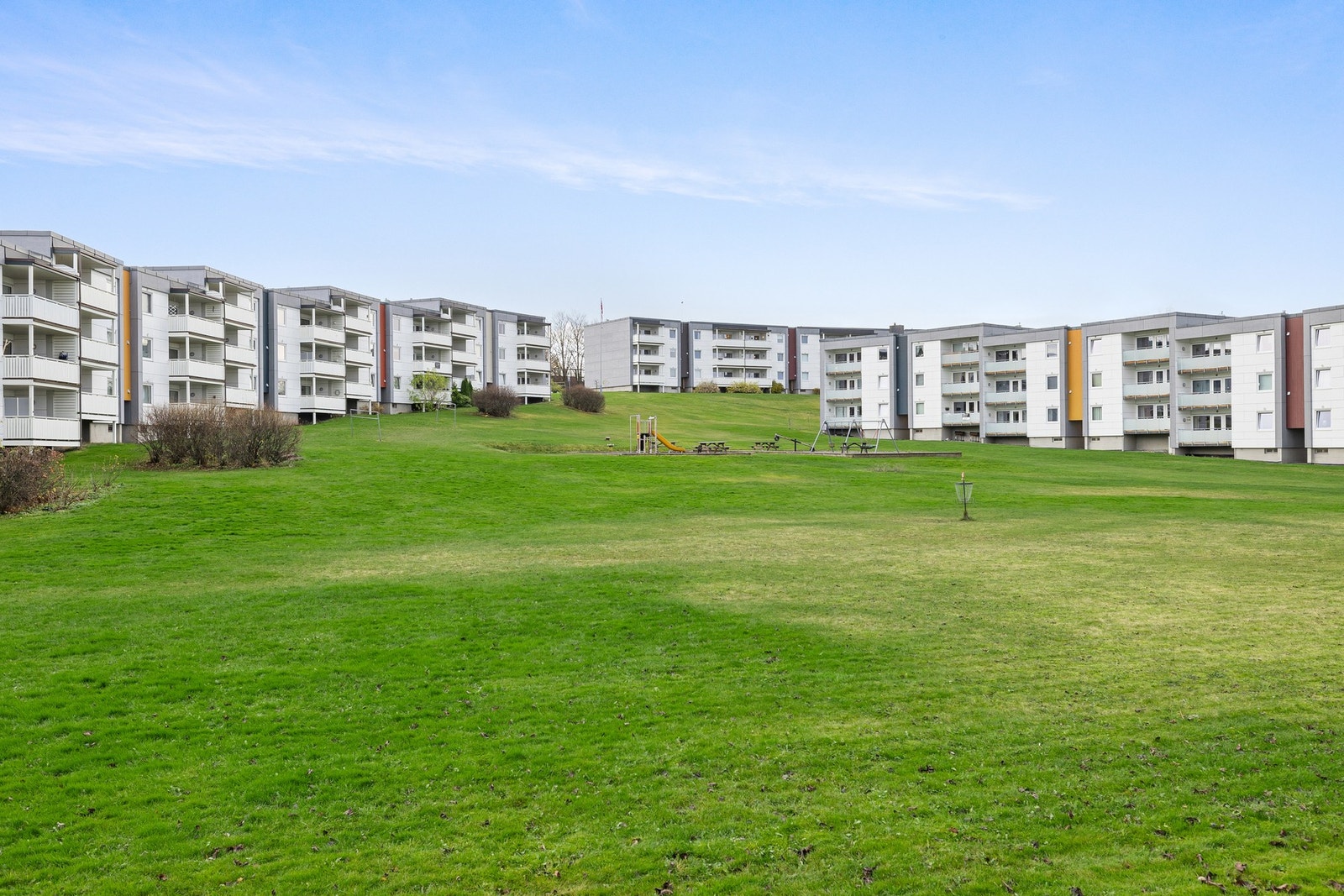 Borettslaget har velstelte og innbydende grøntområder mellom blokkene, med god plass til både lek og sosiale sammenkomster. Galleribilde