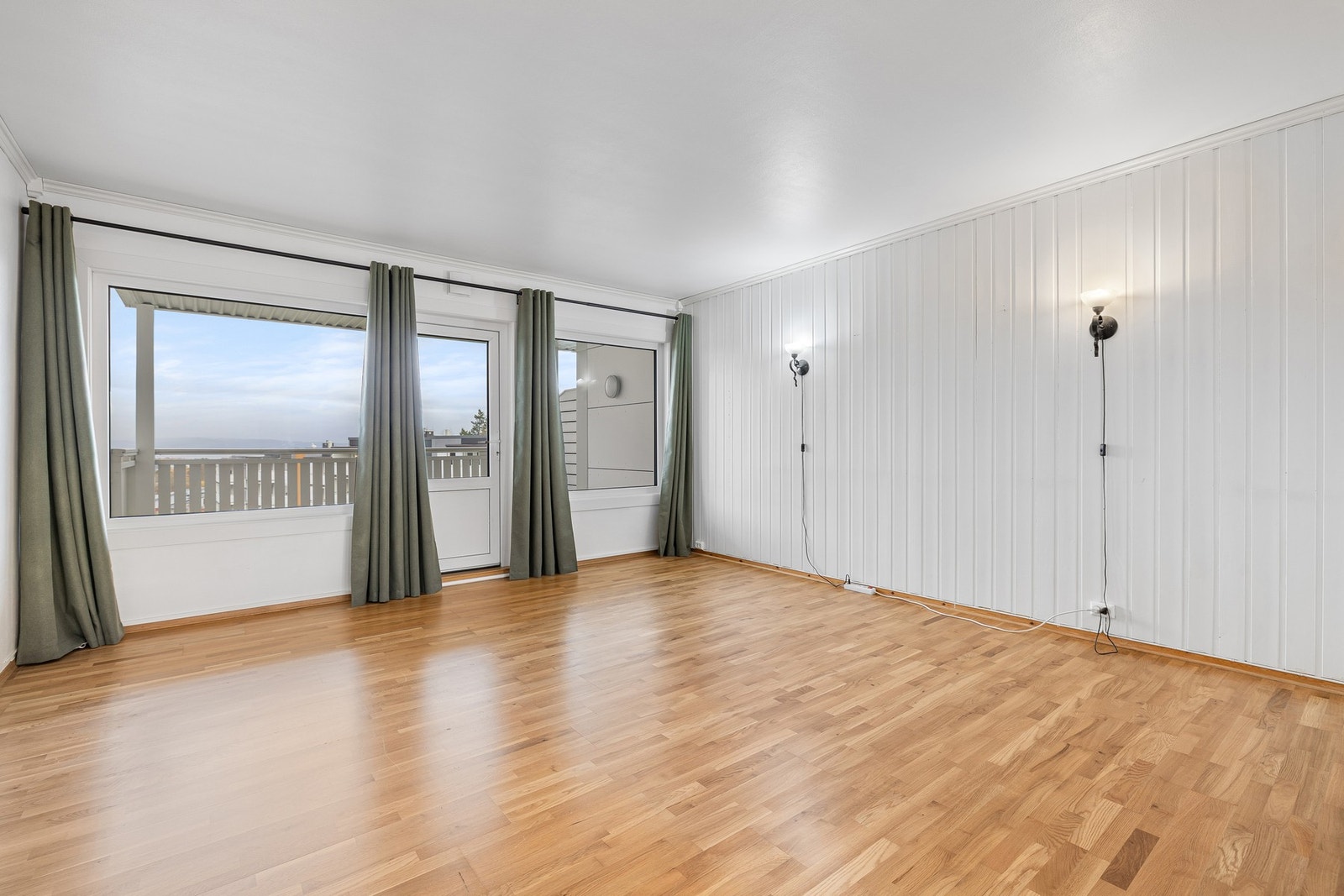 Leiligheten måler hele 76 kvm (BRA-i), og består av stue, kjøkken, entré, bad og 2 soverom. I tillegg til dette disponerer leiligheten 3 eksterne boder i byggets felles kjeller. Galleribilde