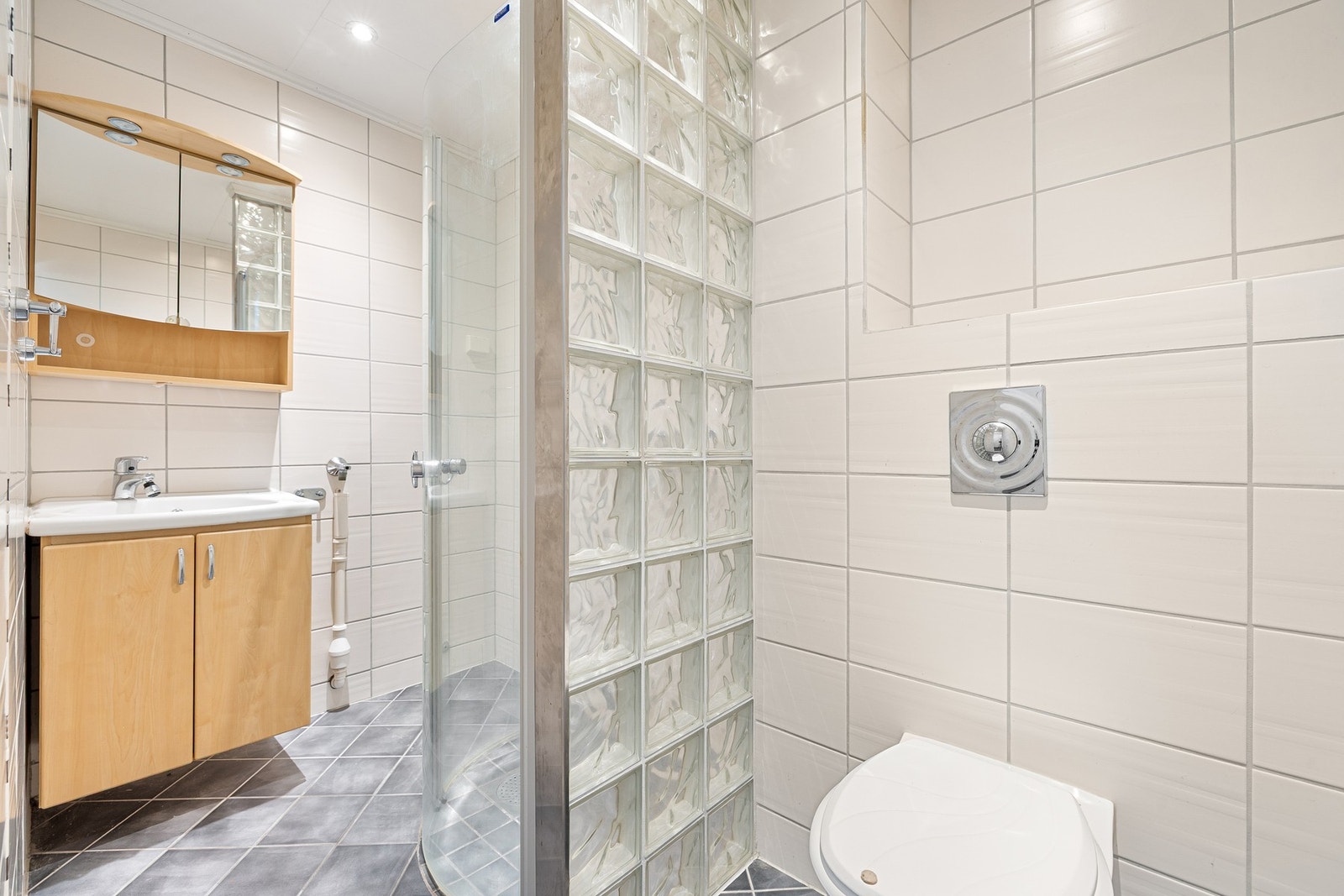 Flislagt bad med elektriske varmekabler i gulv. Badet er utstyrt med kran og avløp for vaskemaskin. Galleribilde