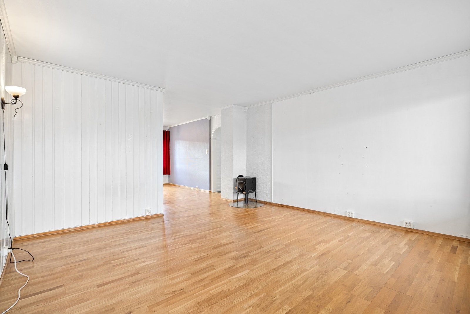 Leiligheten varmes primært opp av elektrisitet, men er også tilknyttet vedovn. Pipeløpet ble rehabilitert i 2017, og er vurdert til TG1 av byggesakkyndig. Galleribilde