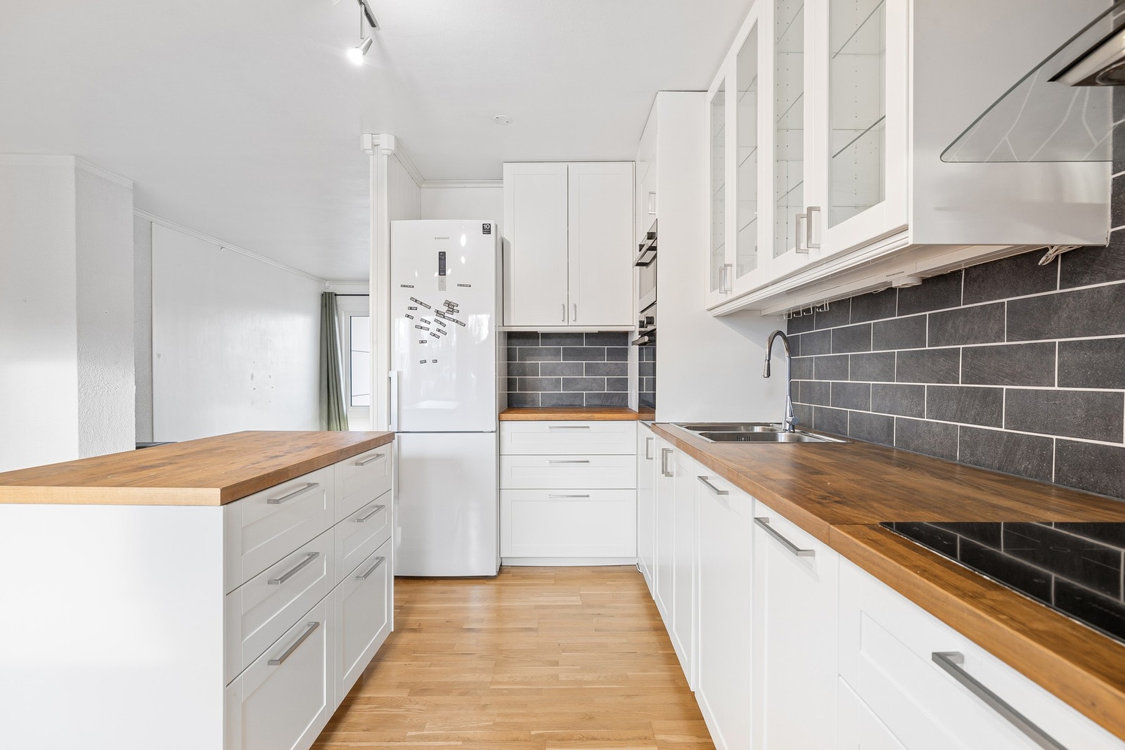 Kjøkkenet er utstyrt med heltre benkeplater og en praktisk kjøkkenøy. Kjøkkenet fremstår i god forfatning og er i sin helhet vurdert til TG1 av byggesakkyndig. Galleribilde