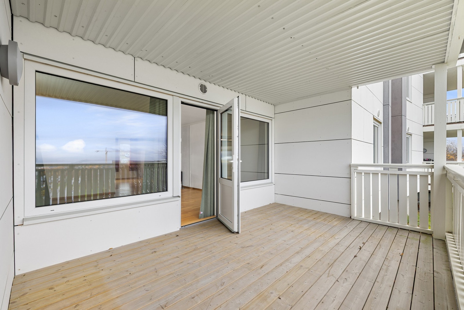 Fra stuen har du adkomst ut til en herlig terrasse på 12,2 kvm. Galleribilde