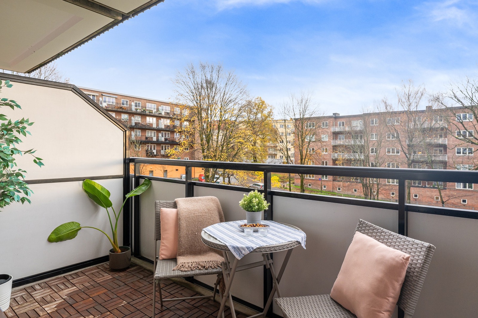 Balkongen på ca. 6,2 kvm gir god plass til utemøblement, perfekt for små måltider i frisk luft. Galleribilde