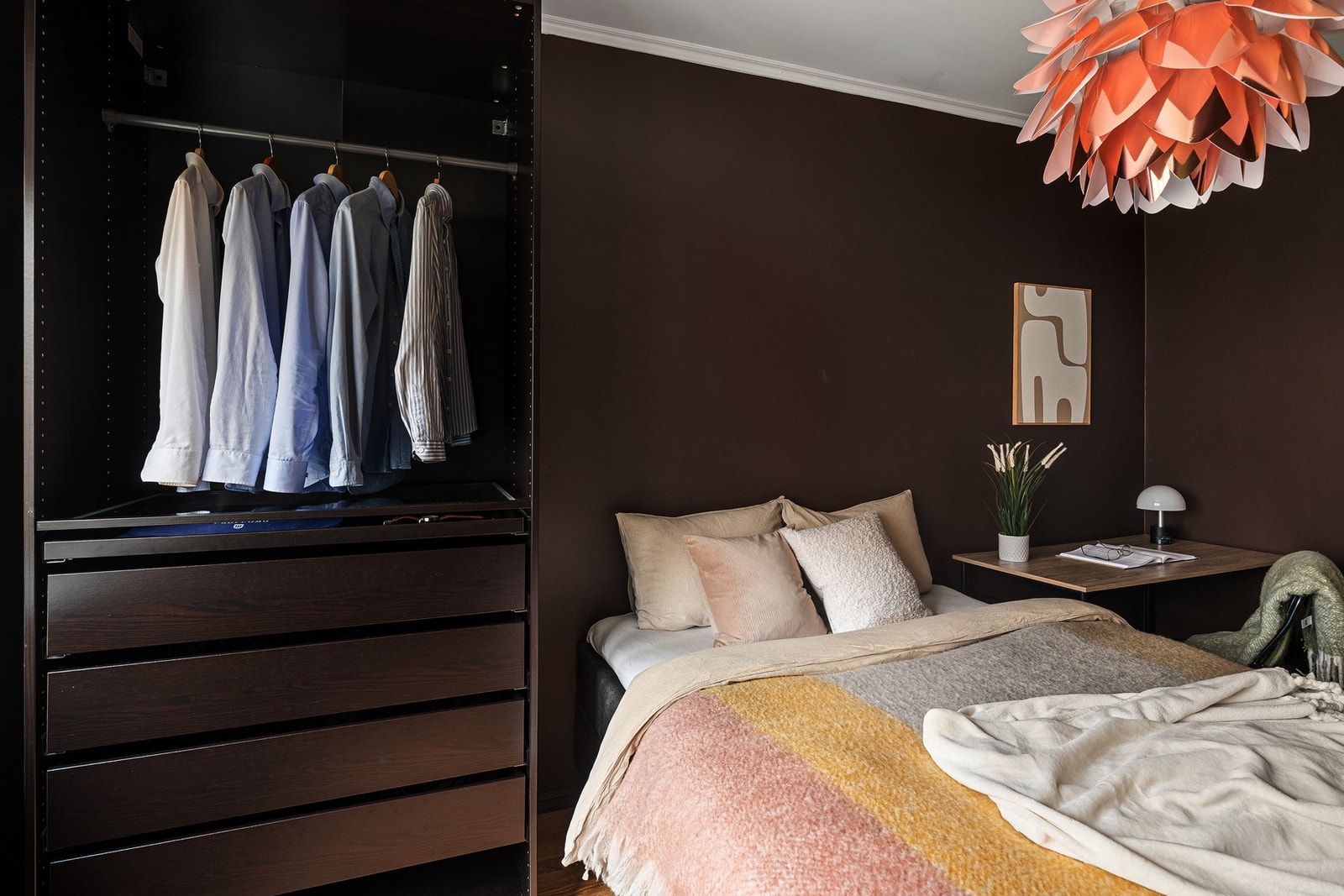 De mørkebrune veggene omslutter rommet i en rolig og lun atmosfære, hvor du kan trekke deg tilbake og slappe av etter en lang dag. Galleribilde