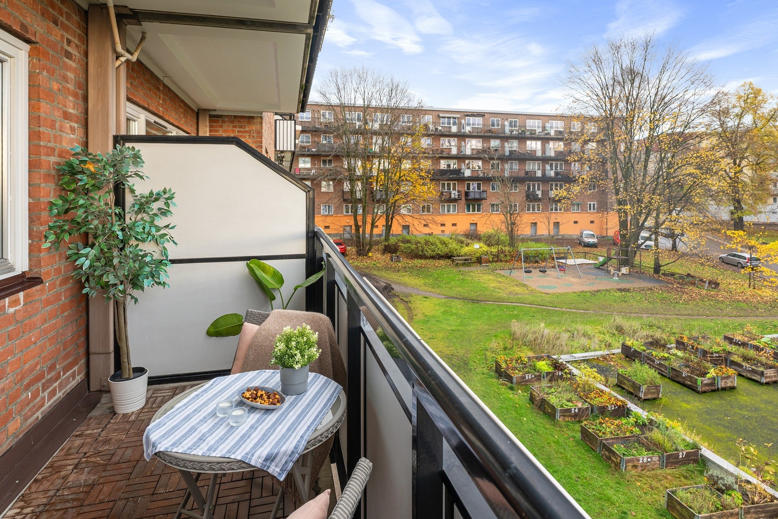 Leiligheten byr på en lun atmosfære både inne og ute, her er det lett å finne roen. Galleribilde