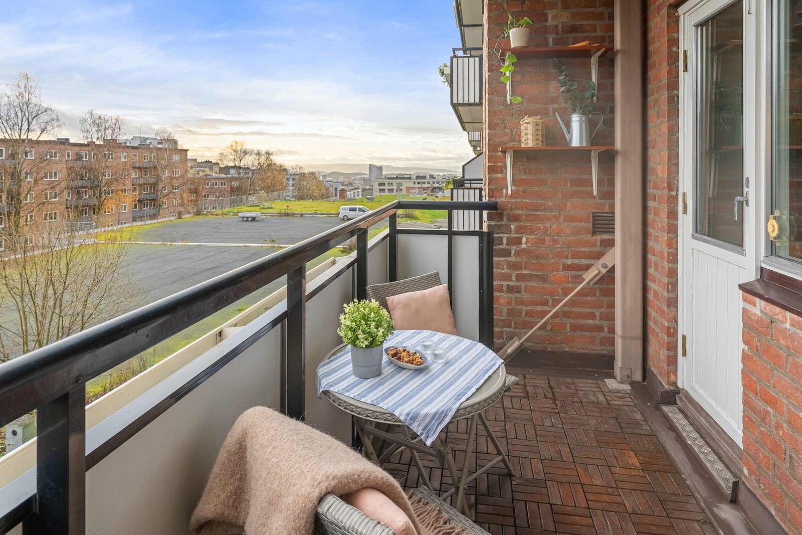 Her kan du nyte solen fra morgenen og utover dagen, et sted som gir boligen et ekstra løft. Galleribilde