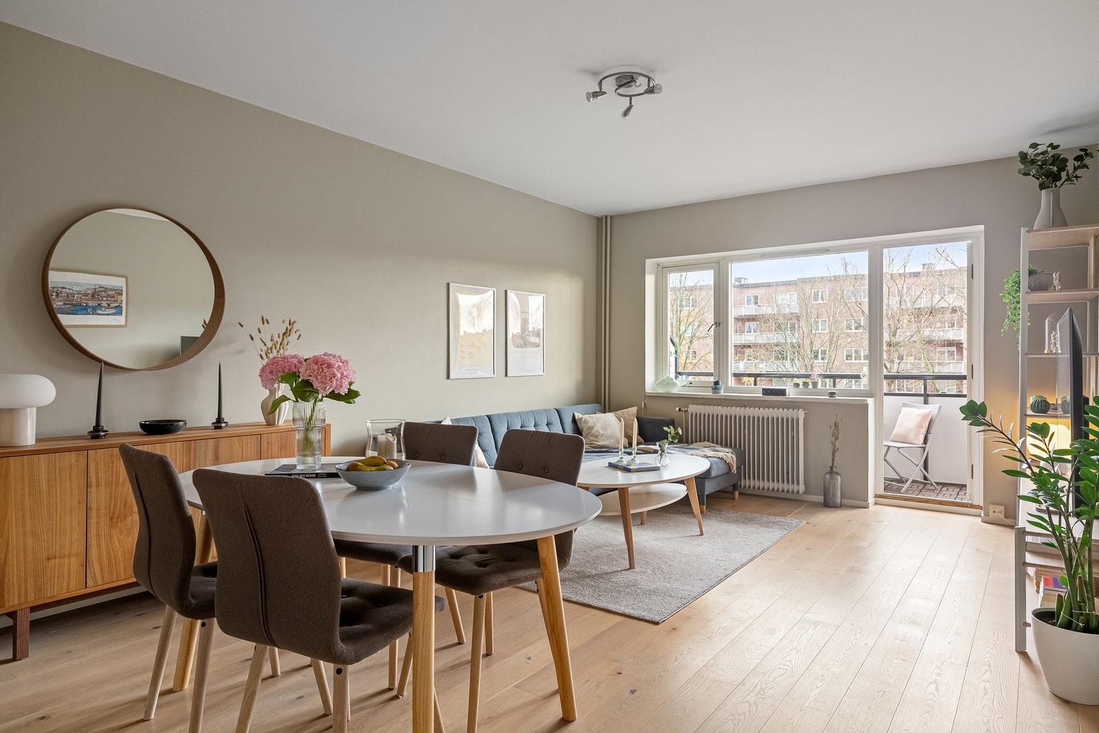 Stuen er et lyst og behagelig samlingspunkt med god plass til både avslapning og sosiale stunder. Galleribilde