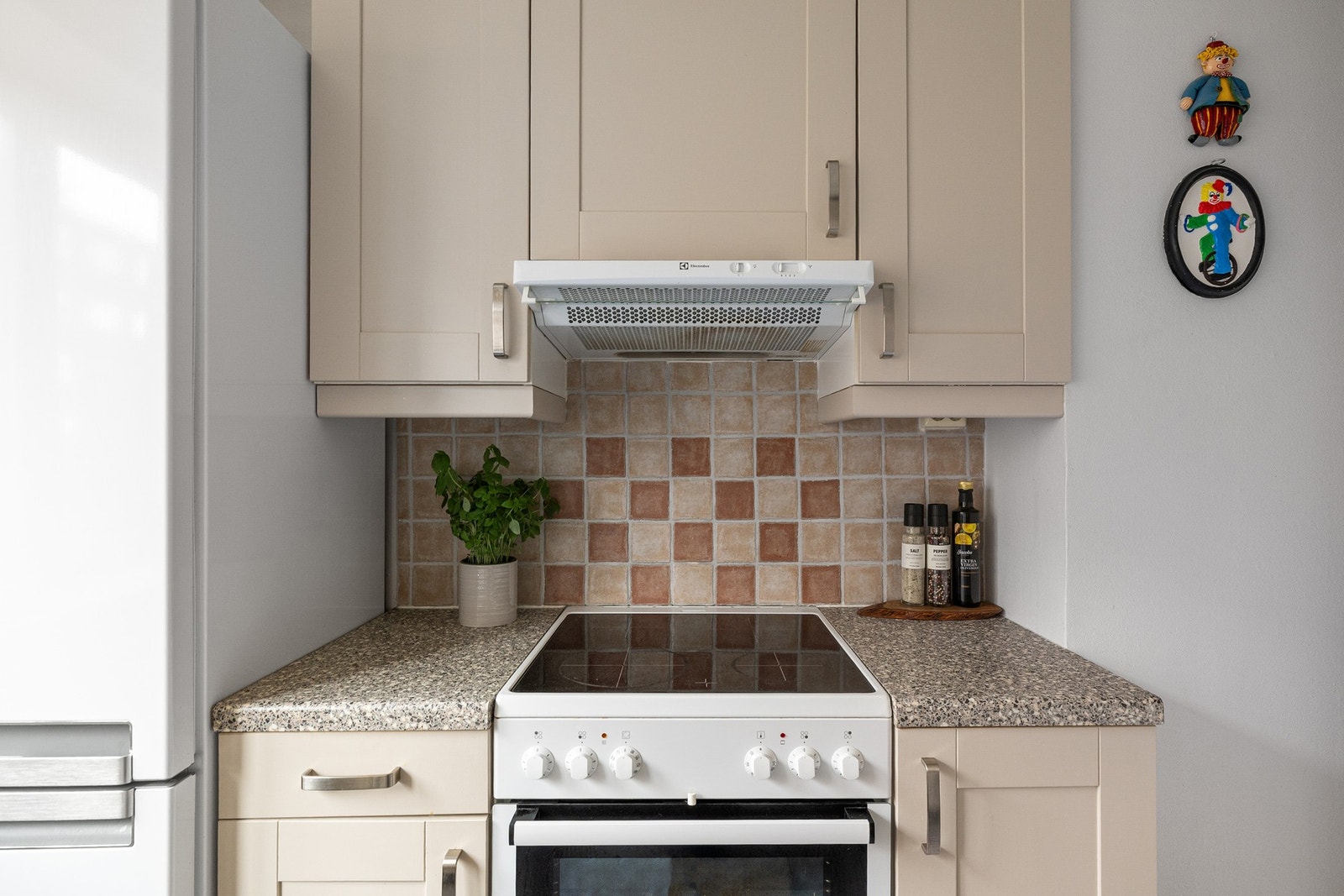 Den beige innredningen gir kjøkkenet et lyst og tidløst uttrykk, som gjør det enkelt å sette sitt eget preg på rommet. Galleribilde