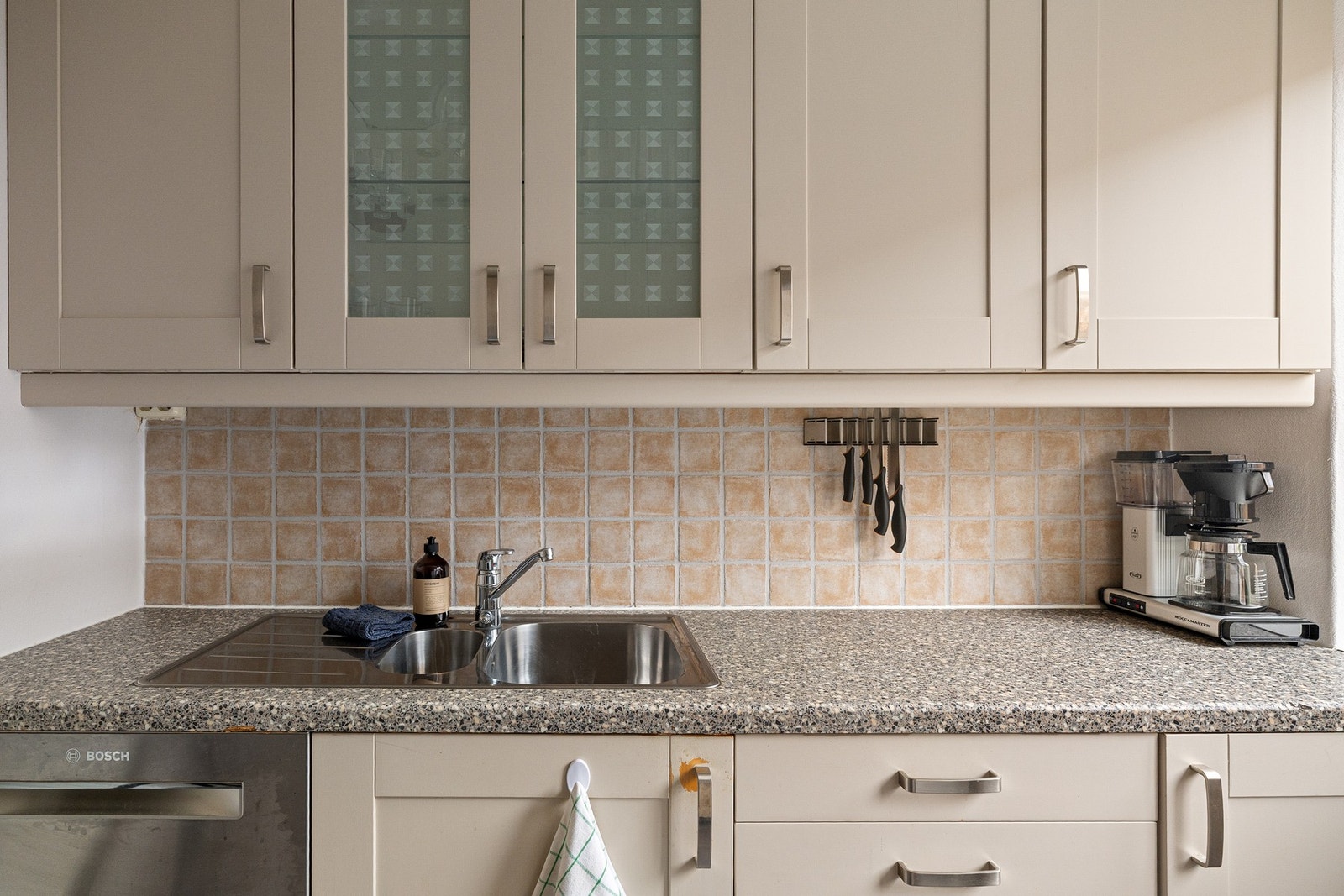 Kjøkkenet strekker seg langs begge vegger og gir rikelig med skap- og benkeplass. Galleribilde