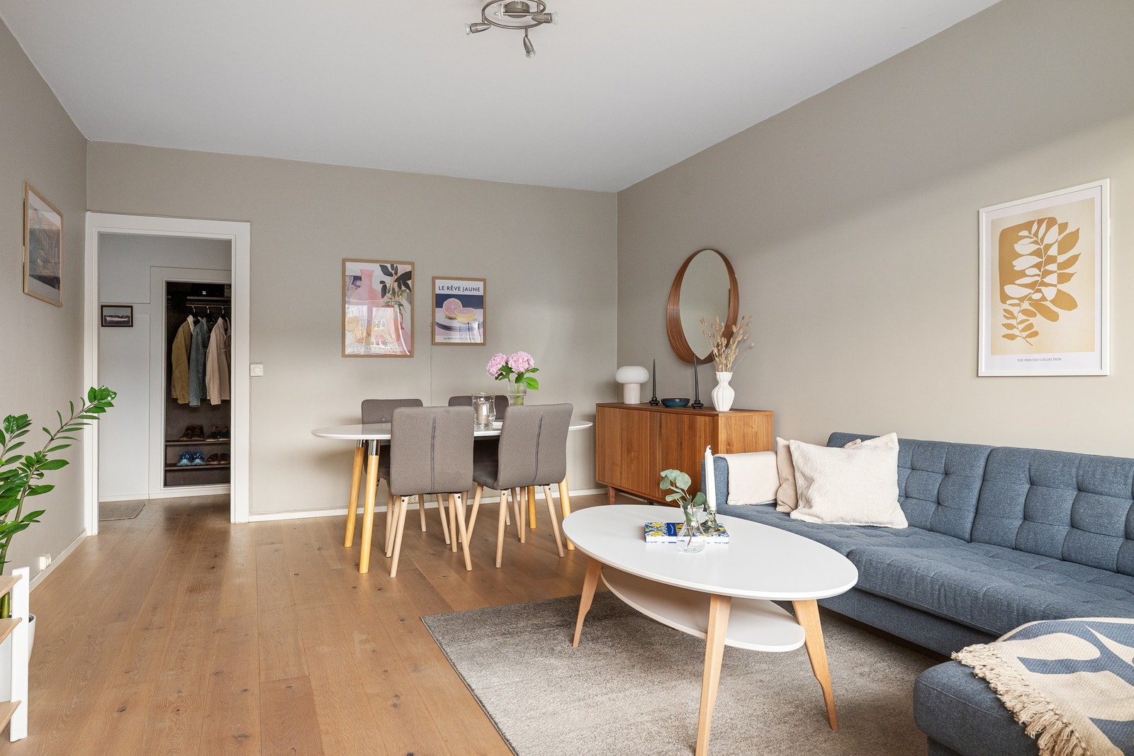 Leiligheten har en gjennomgående planløsning som gir lys og romfølelse fra start til slutt. Dagslyset strømmer naturlig gjennom hele boligen. Selv om du skulle flyttet kjøkkenet ut i stuen, får du likevel en fin stue med flere møbleringsmuligheter. Galleribilde