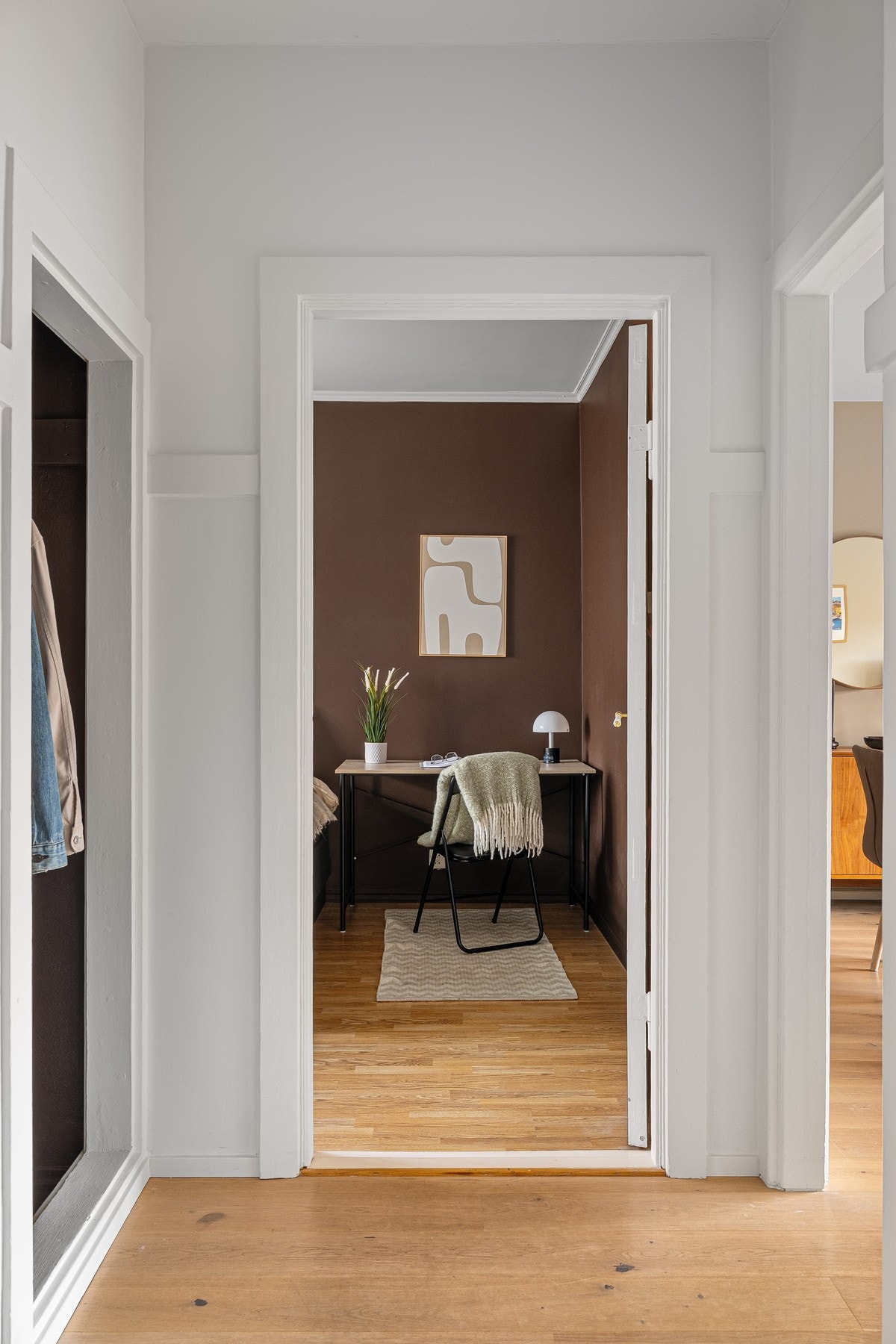 En innbydende entré som gir et ryddig førsteinntrykk og leder deg videre inn i leiligheten. Galleribilde