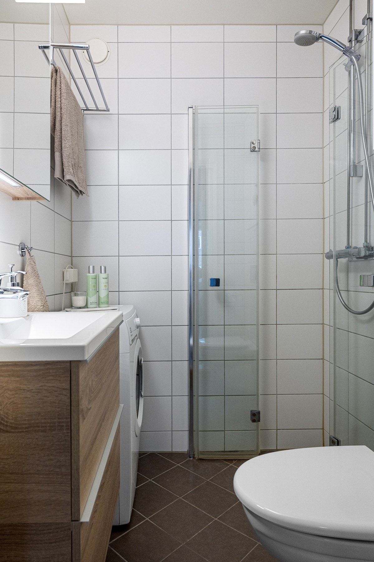 Badet ble pusset opp i 2019 i regi av borettslaget og har flislagte overflater som gir et moderne og stilrent uttrykk. Galleribilde