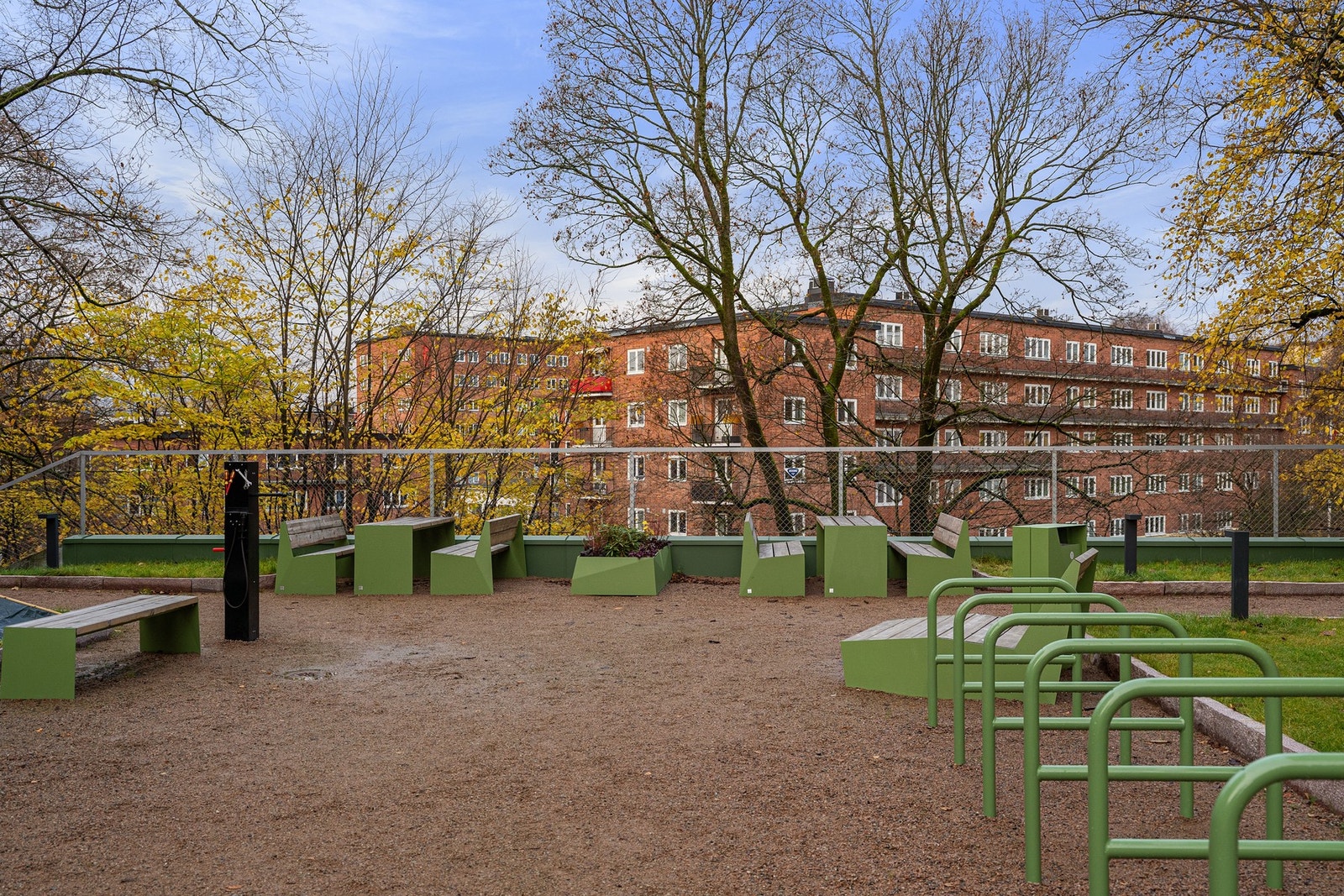 Det er flere sittegrupper og uteområder rundt borettslaget. Galleribilde