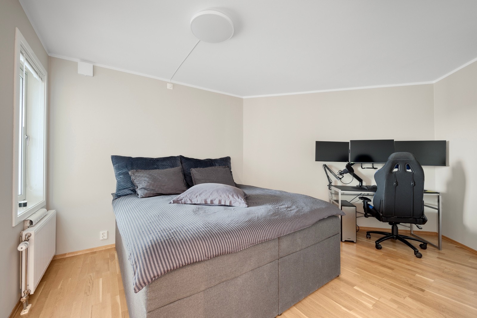 Opprinnelig hadde leiligheten to soverom, og det er enkelt å tilbakeføre til dette ved å sette opp en lettvegg Galleribilde