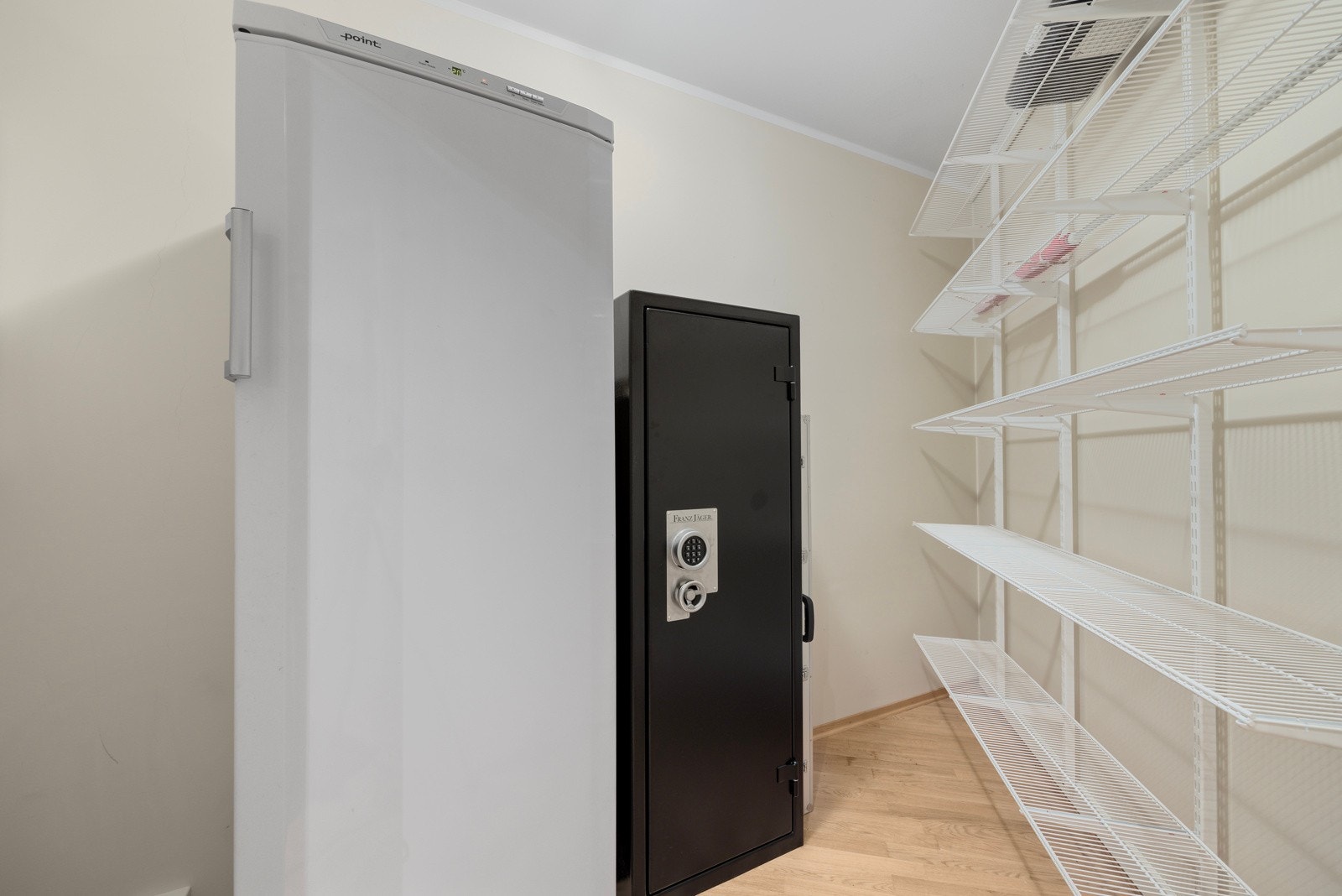 Fra innvendig bod - god plass for lagring Galleribilde