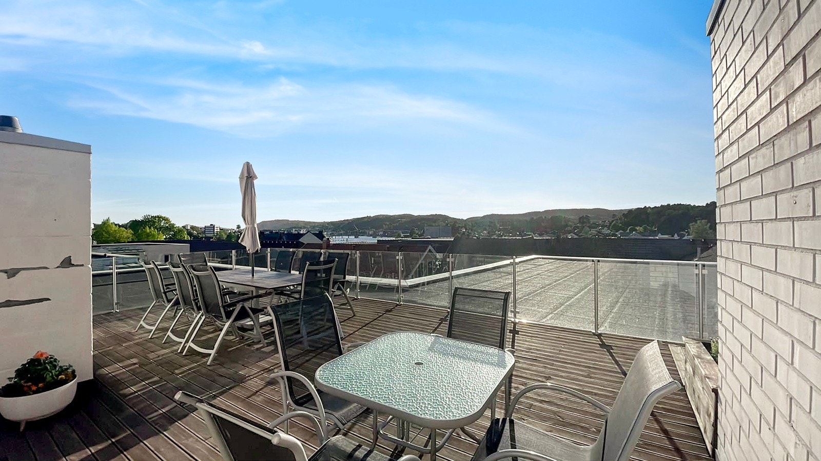 Borettslaget har også en flott felles takterrasse med nydelig utsikt, utstyrt til felles bruk og glede for beboerne Galleribilde